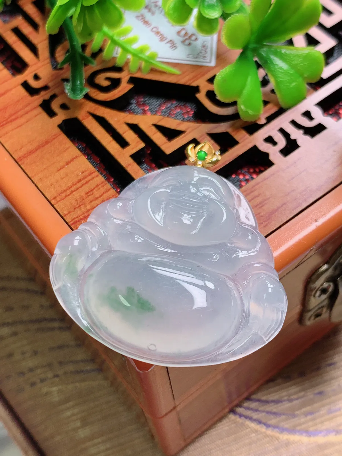 精品推荐，缅甸天然A货翡翠，18K金扣镶嵌冰种飘花佛公吊坠，种水好，颜色鲜艳，玉质水润细腻，工艺精湛，佩戴效果更佳。