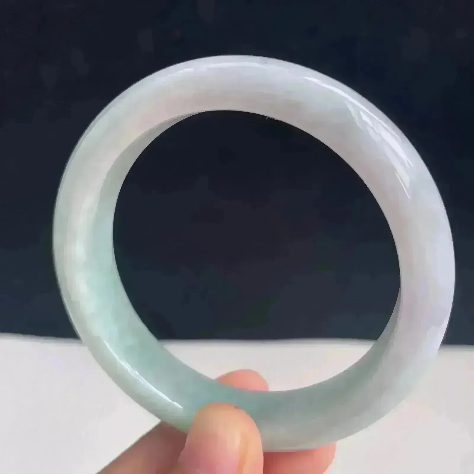 自然光拍摄54mm天然翡翠浅绿正圈手镯 52.32克