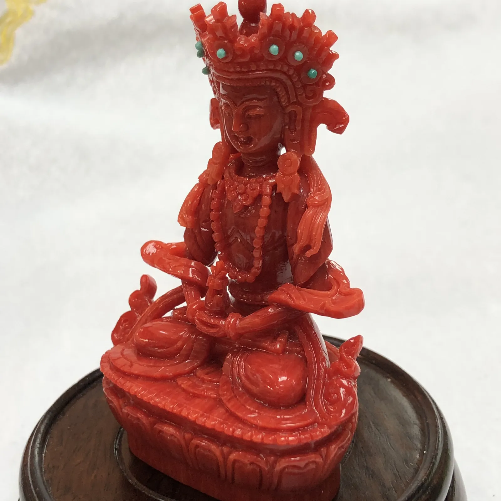 【红珊瑚长寿佛小摆件】可用作手持供奉，家庭供奉，工艺制作复杂精良，材料为意大利深红沙丁料，台湾拼接工艺，细节处理精细，佛身肌肤红色，盘发成髻戴五佛宝冠，上穿天衣，下著绸裙，神态庄严，双手结禅定印于膝上，托长寿宝瓶，双足以金刚双跏趺安住于莲花月轮上。底部开孔可藏经文！期待有缘人！佛高77毫米，宽47.6毫米，厚32毫米，重58.3克，珊瑚本为佛教珍宝，珊瑚佛更近佛缘，可加持！
