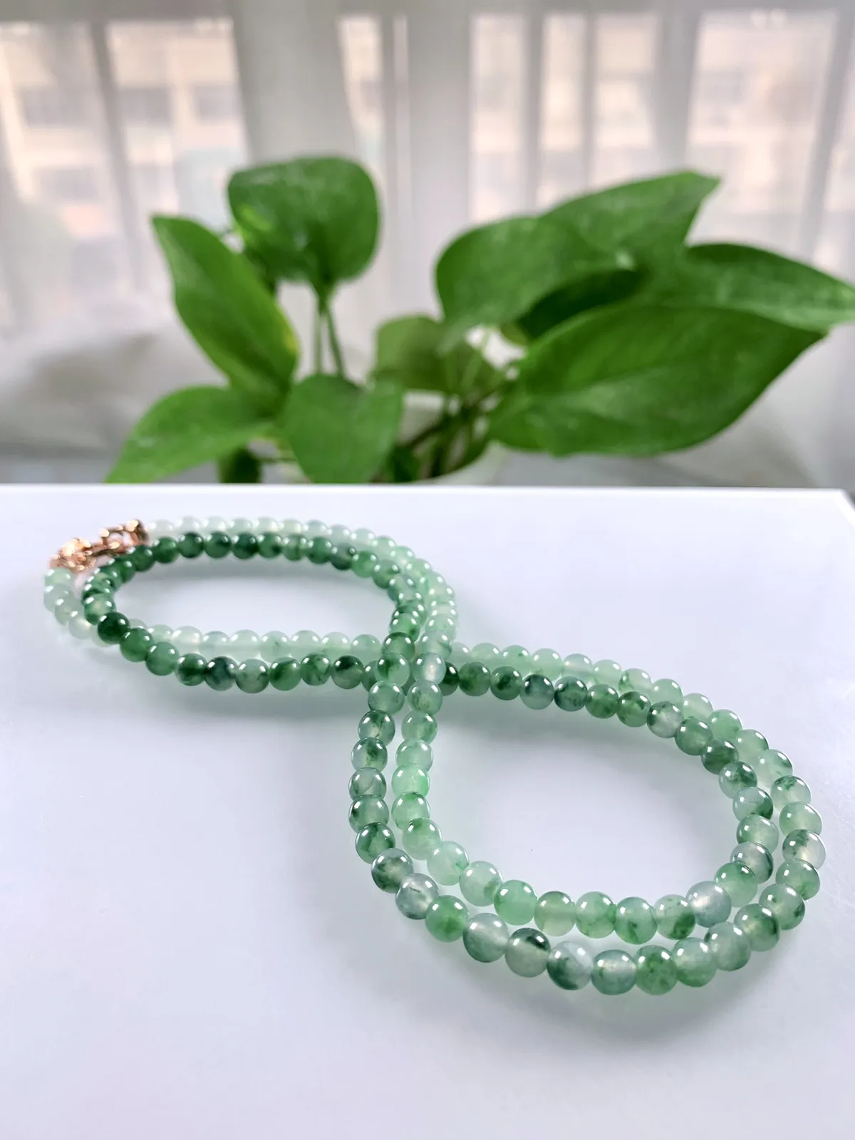 缅甸天然翡翠A货，卡5.5冰种起光起胶飘花圆珠项链，尺寸珠子5.5mm/132颗，长度660mm，重量：34.67g