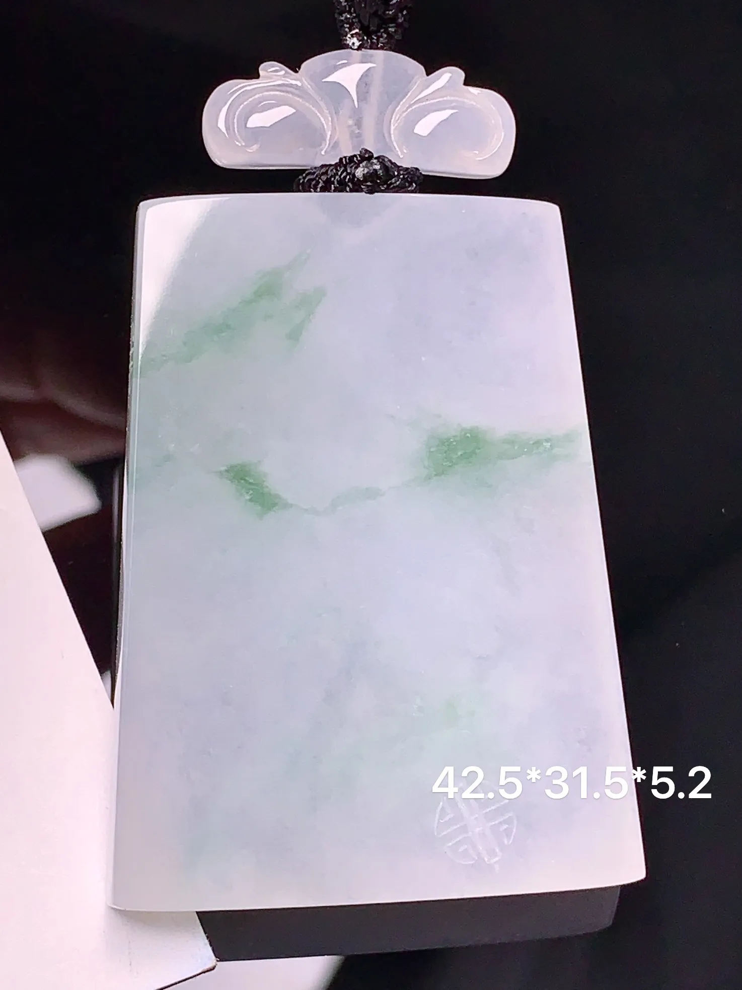 飘绿无事牌吊坠 玉质细腻 色泽艳丽 整体尺寸42.5*31.5*5.2