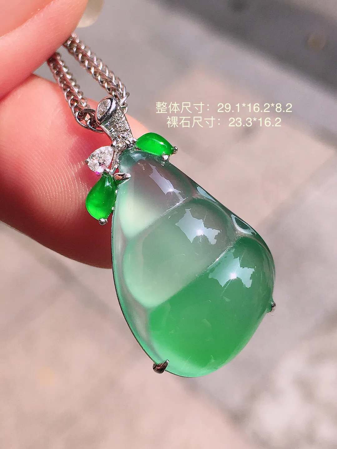 冰绿福豆吊坠，色泽均匀艳丽，玉质细腻，荧光感超
强，饱满圆润，气质满满。18k
金豪华镶嵌