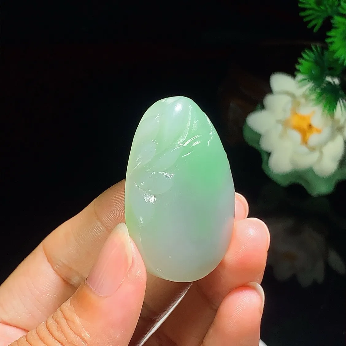 和田玉青海翠飘紫花开富贵挂件。尺寸43/27/10重23克，玉质细腻油润 底色纯净 脂粉好，品质好！lt250706