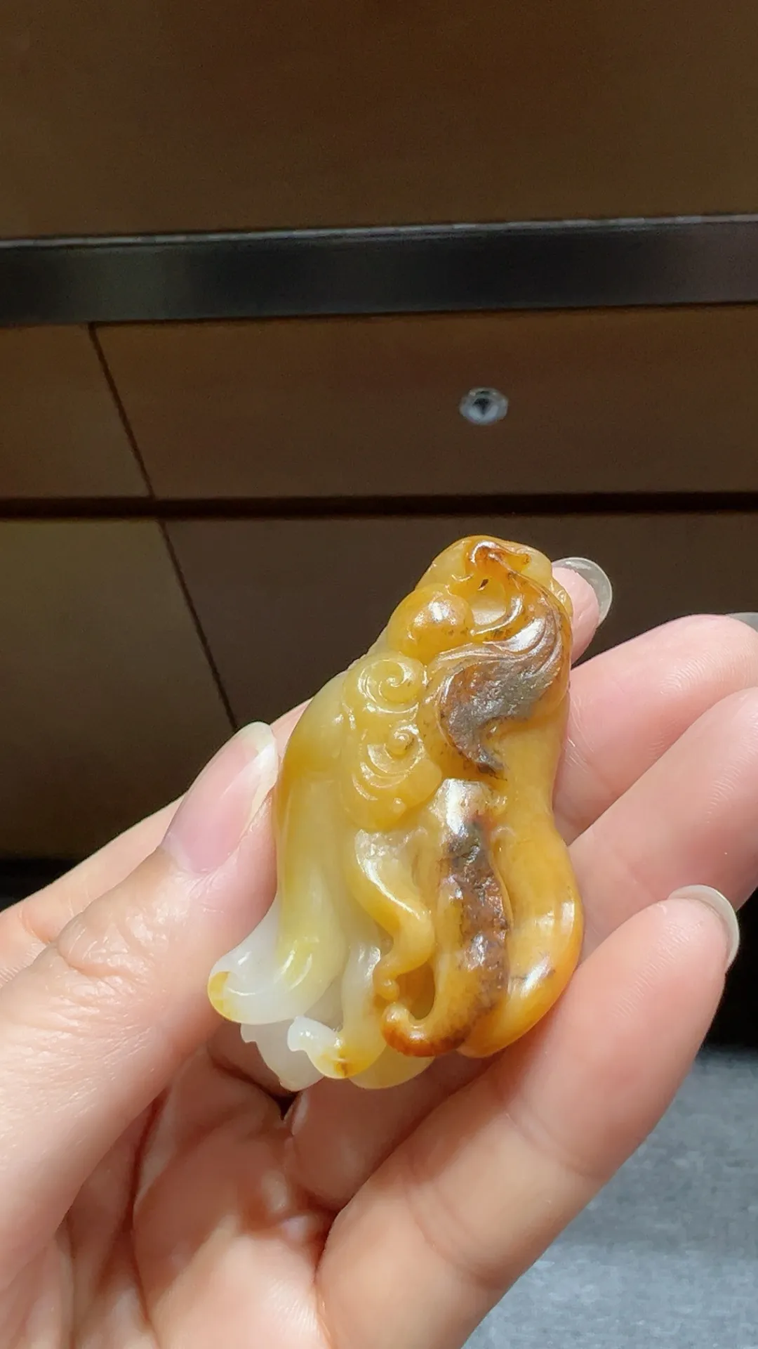 籽料｜黄沁｜佛手
独籽 细油 黄皮白肉带沁色 

重34.7克 尺寸53.5*31.8*20.5mm