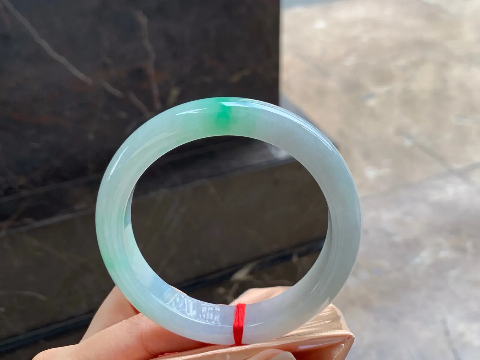 带色大圈手镯
清爽60.5/12.8/8mm