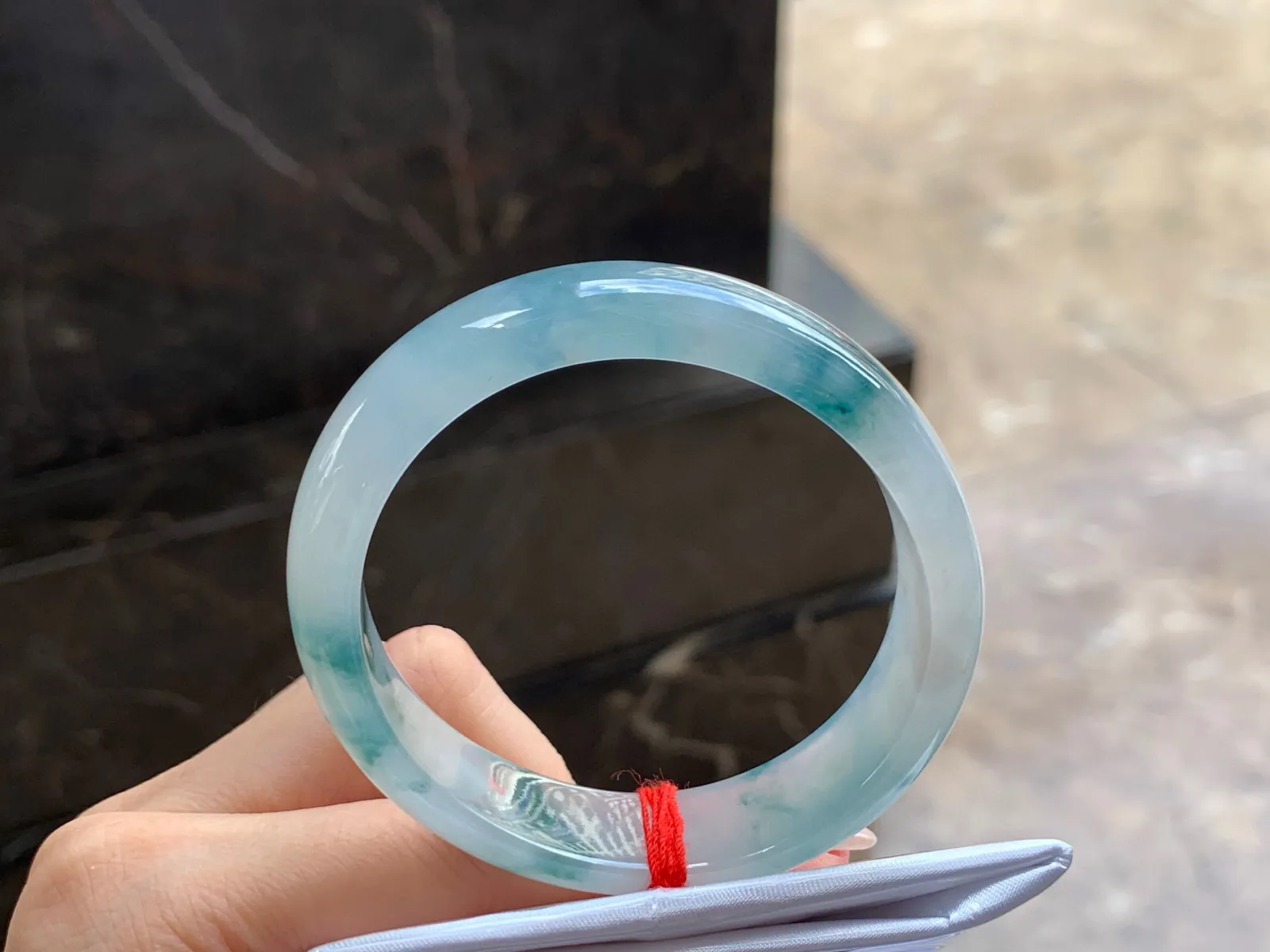 冰飘花贵妃镯
种好水润 56.5/13.7/7.2mm