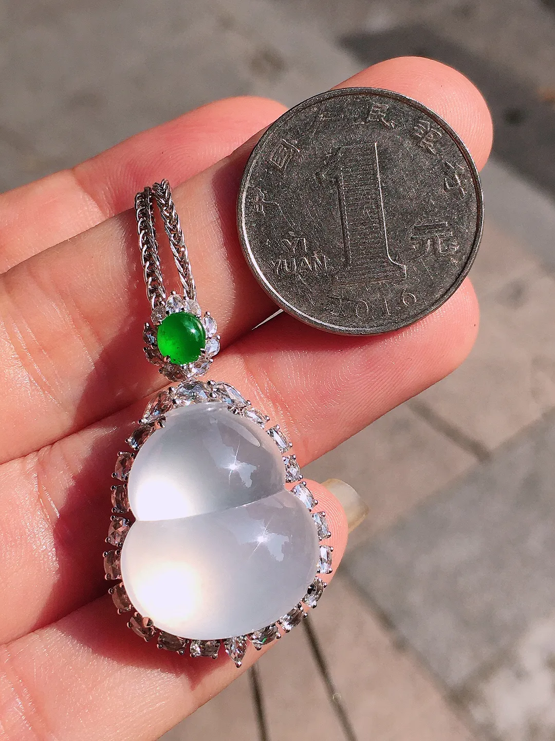 冰种葫芦吊坠，玉质细腻，荧光感超
强，饱满圆润，气质满满。18k
金豪华镶嵌