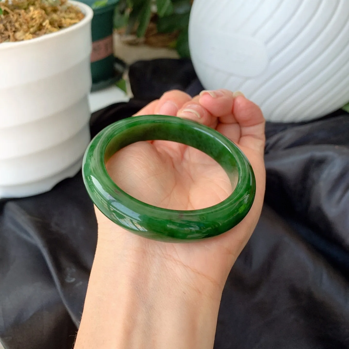 和田玉54.5圈口鲜菠菜绿碧玉手镯！玉质细腻油润 底色纯净 无裂无棉 脂粉好，品质高