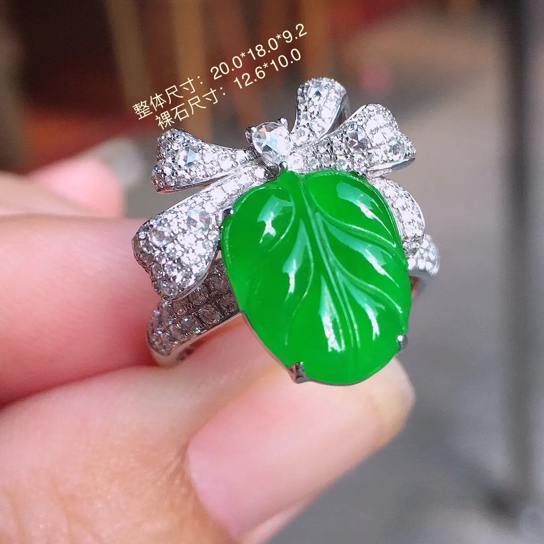 阳绿玉叶戒指/吊坠两用款，色泽均匀艳丽，玉质细腻，荧光感超
强，饱满圆润，气质满满。18k
金豪华镶嵌
