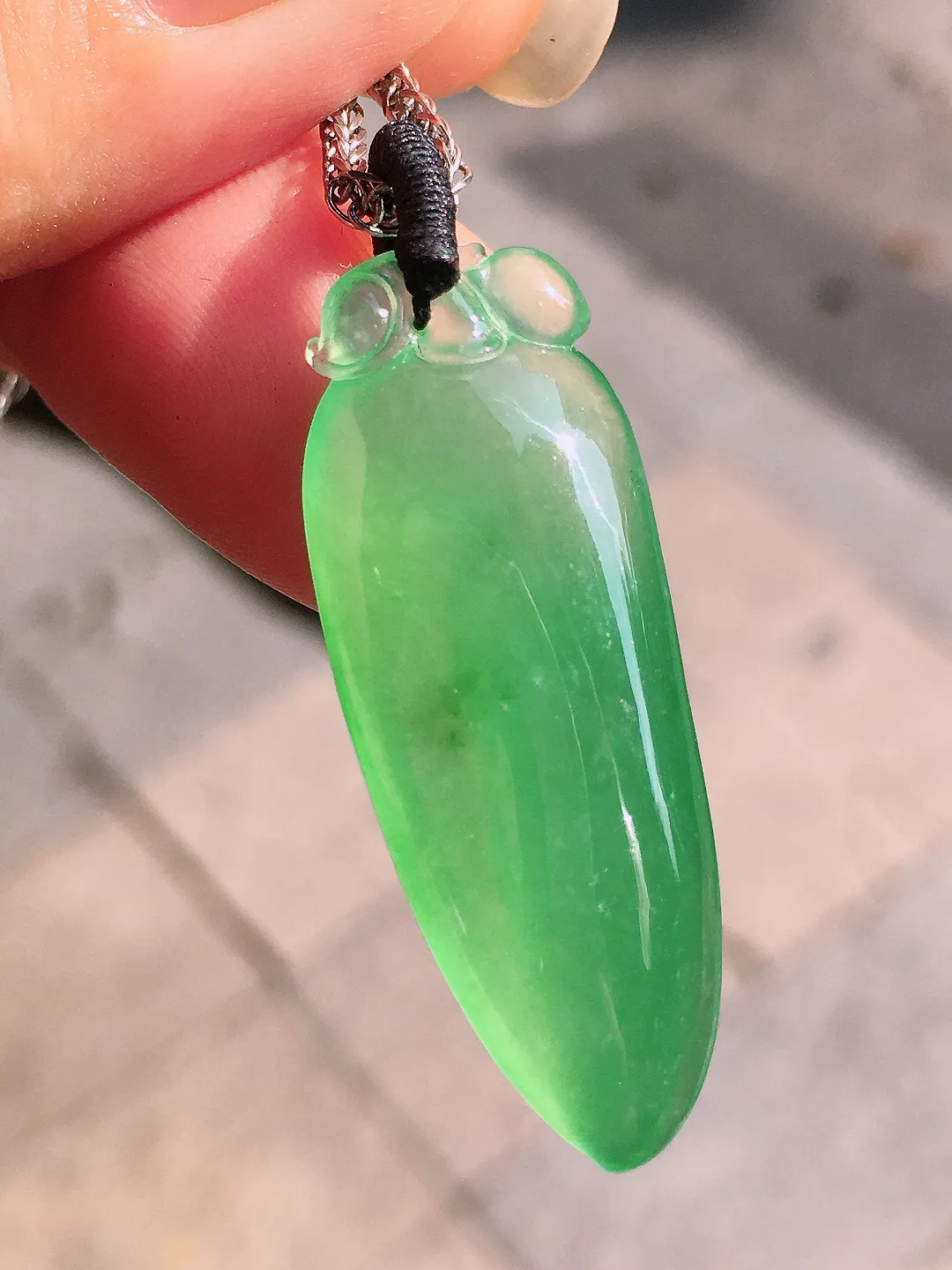 冰阳绿福瓜吊坠，色泽均匀艳丽，玉质细腻，荧光感超
强，饱满圆润，气质满满。