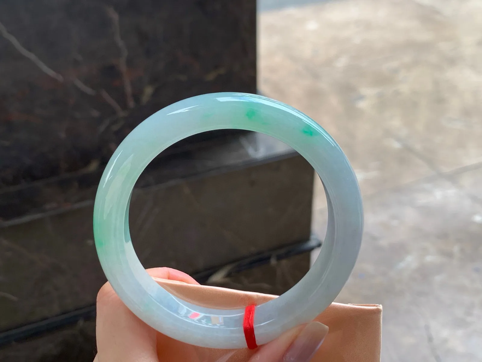 带色大圈手镯
清爽60.5/12.8/8mm