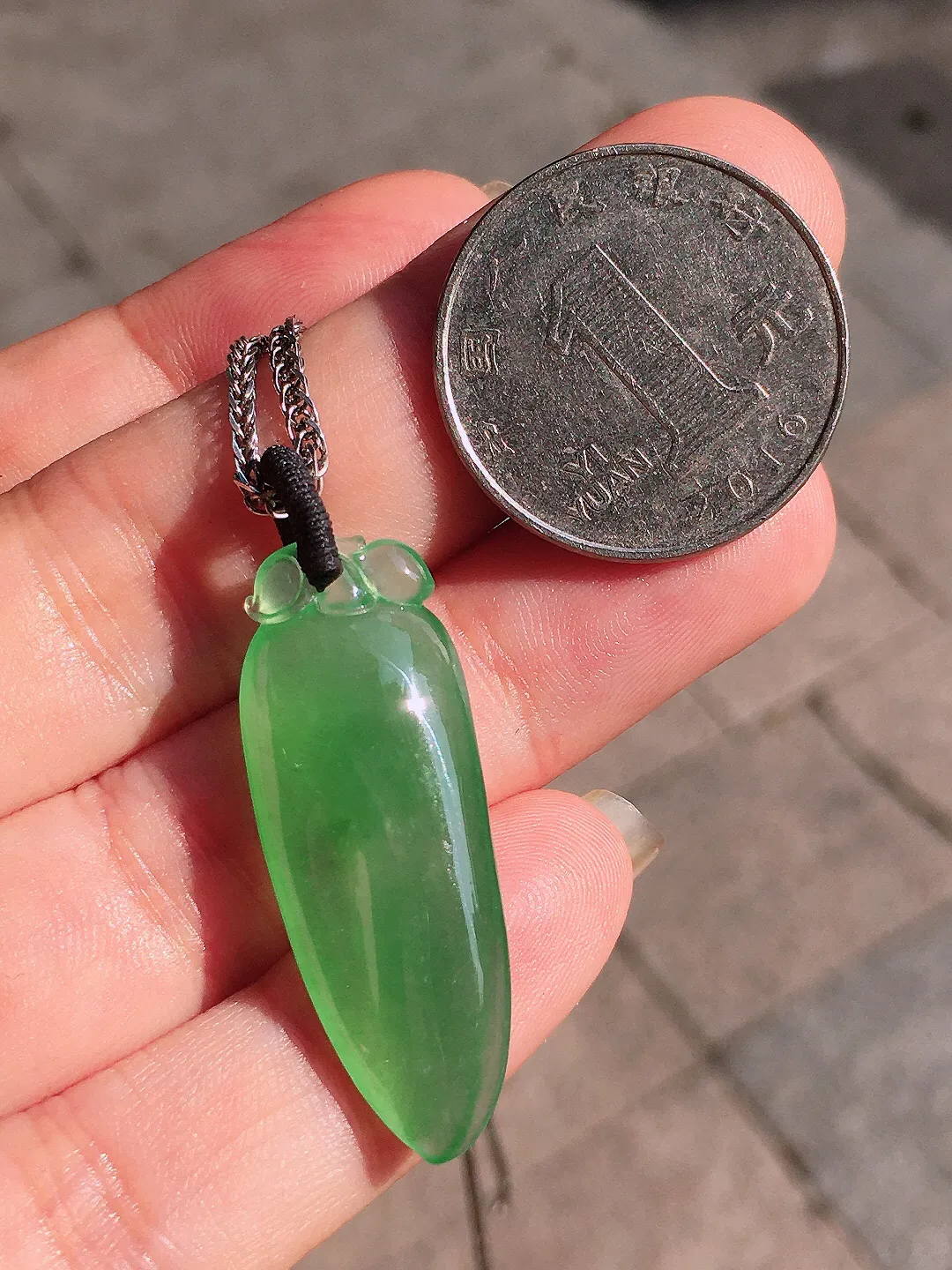 冰阳绿福瓜吊坠，色泽均匀艳丽，玉质细腻，荧光感超
强，饱满圆润，气质满满。