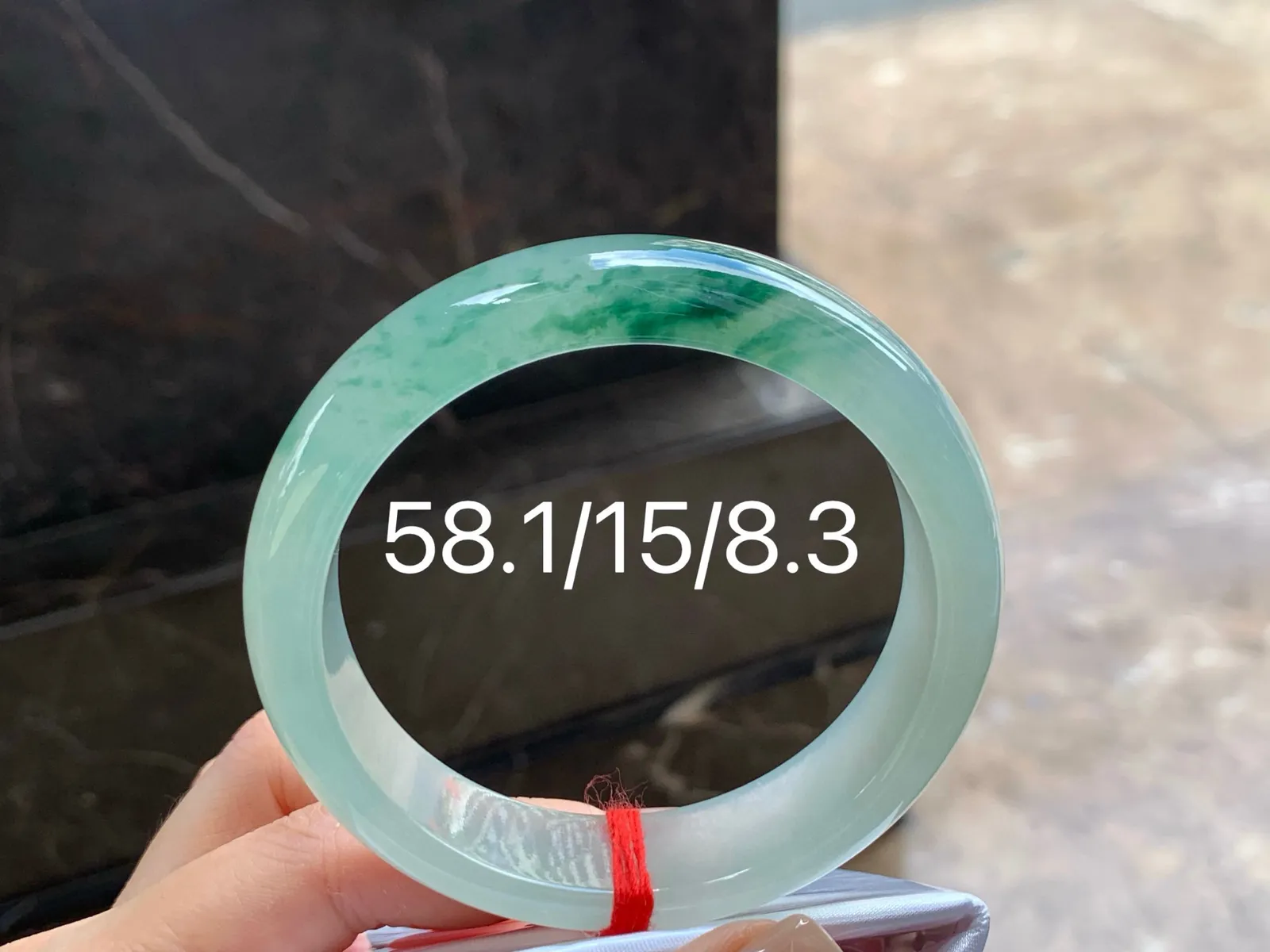 冰种飘花手镯
清爽58.1/15/8.3mm