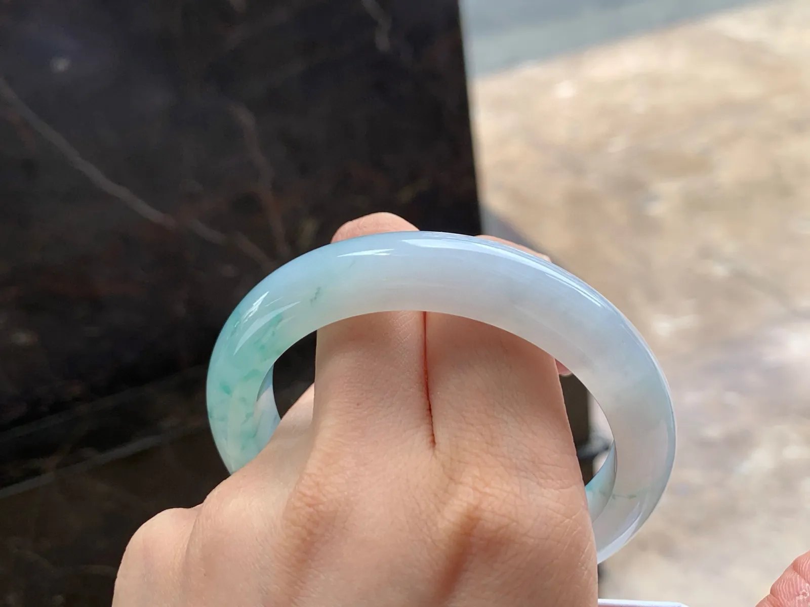 冰飘花手镯
细腻水润 57.7/12.2/9.3mm