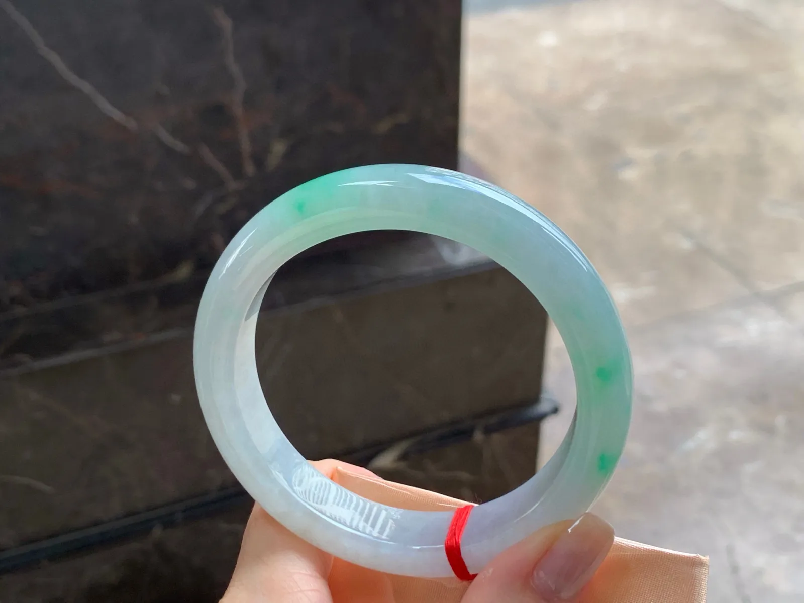 带色大圈手镯
清爽60.5/12.8/8mm