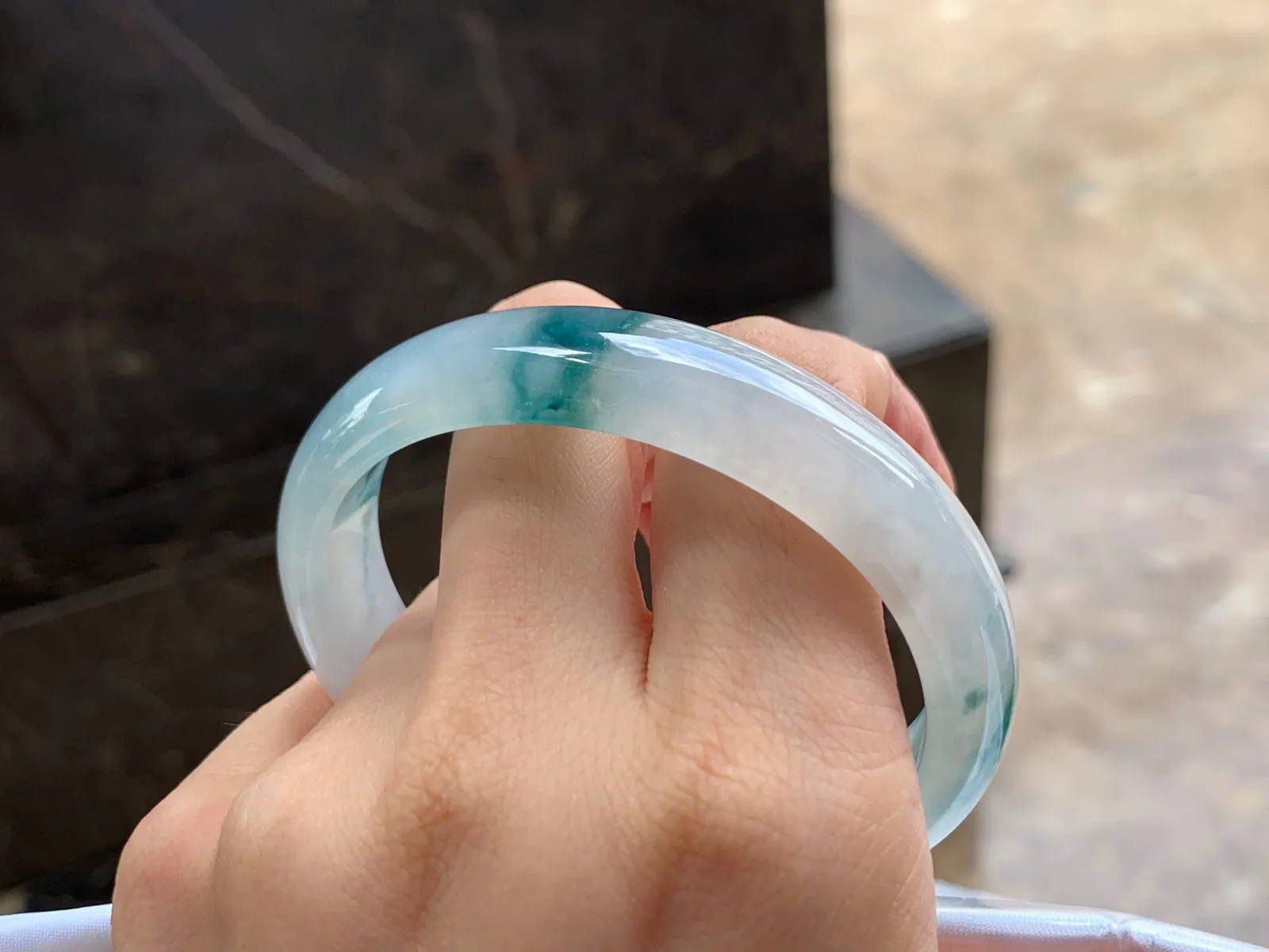 冰飘花贵妃镯
种好水润 56.5/13.7/7.2mm