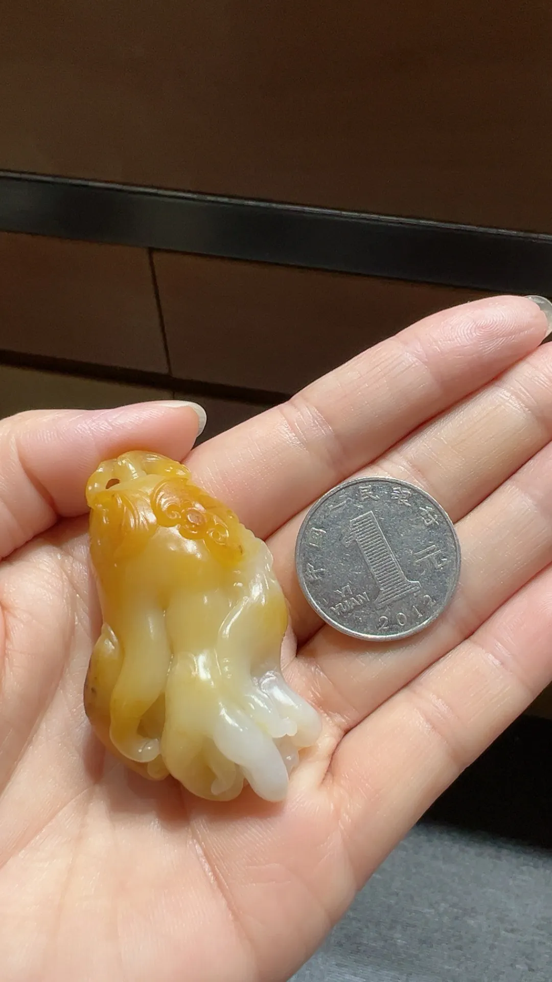 籽料｜黄沁｜佛手
独籽 细油 黄皮白肉带沁色 

重34.7克 尺寸53.5*31.8*20.5mm