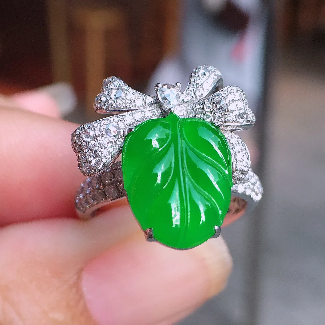 阳绿玉叶戒指/吊坠两用款，色泽均匀艳丽，玉质细腻，荧光感超
强，饱满圆润，气质满满。18k
金豪华镶