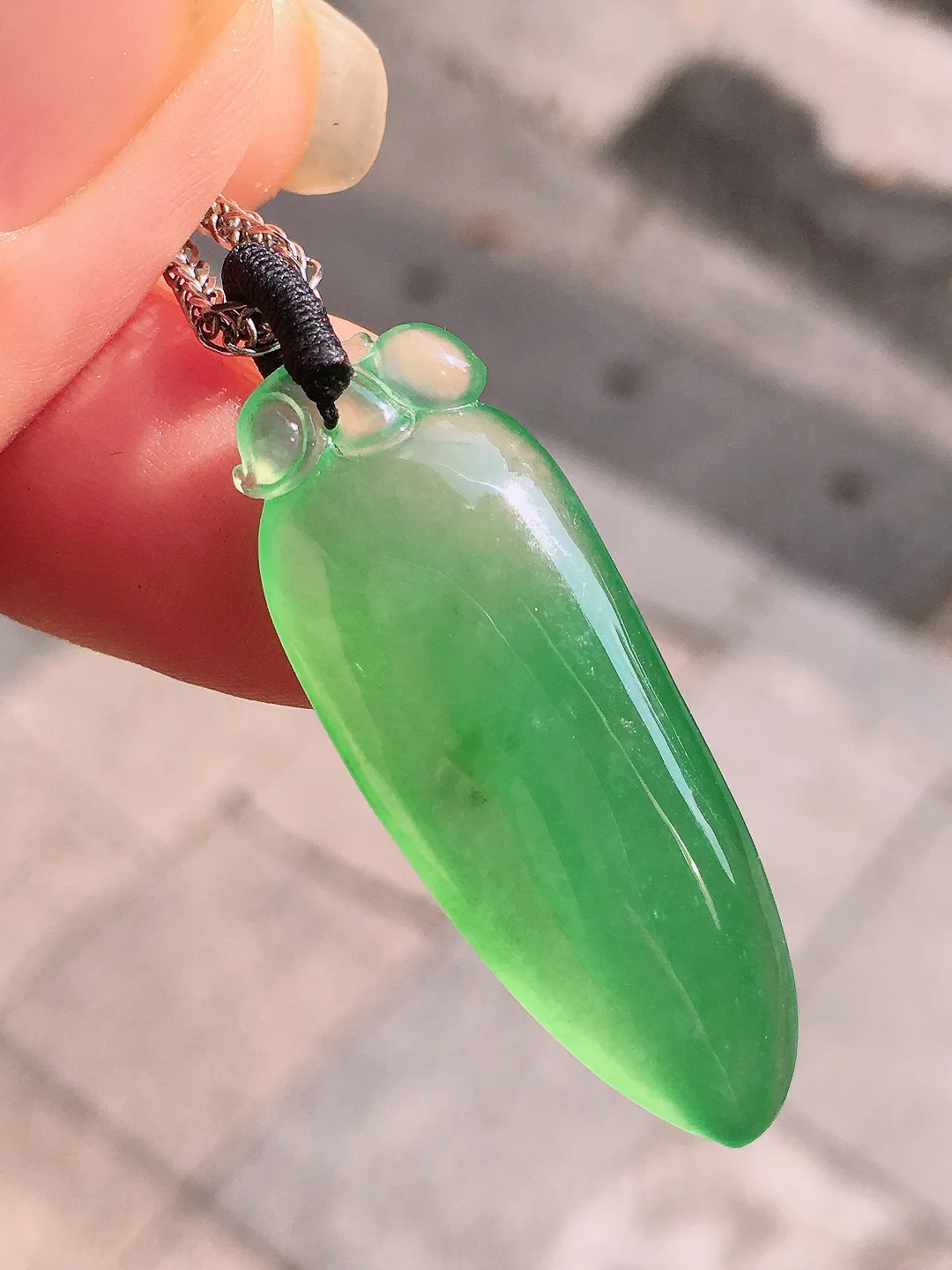 冰阳绿福瓜吊坠，色泽均匀艳丽，玉质细腻，荧光感超
强，饱满圆润，气质满满。