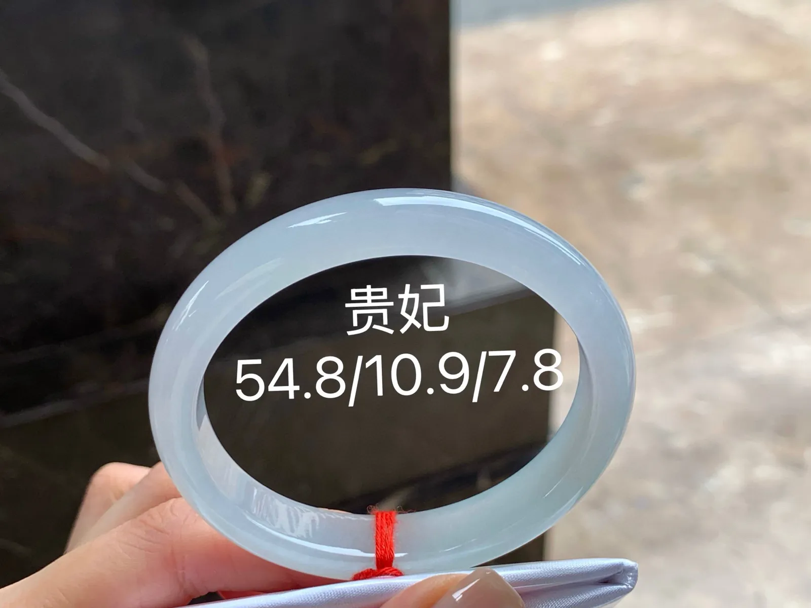冰贵妃镯
种好水润 54.8/10.9/7.8mm
