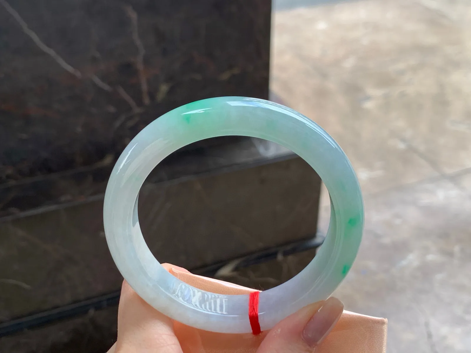 带色大圈手镯
清爽60.5/12.8/8mm
