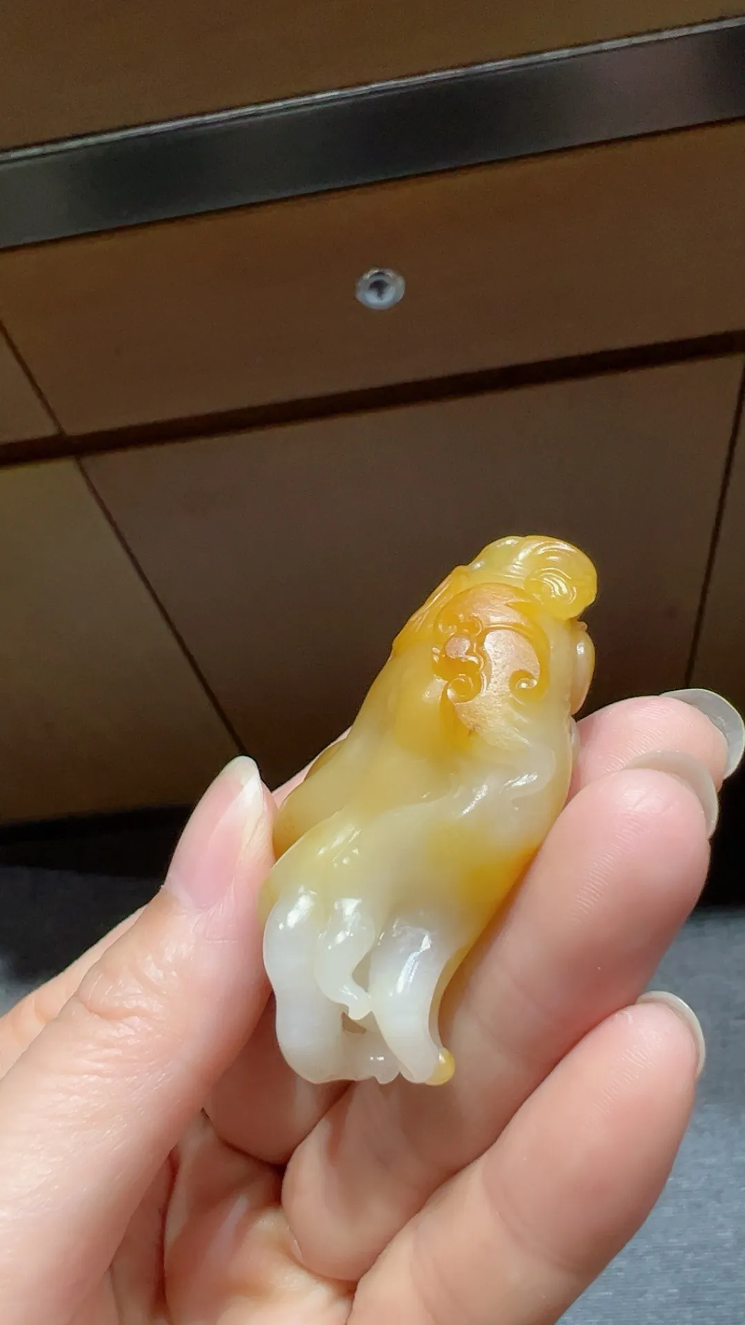 籽料｜黄沁｜佛手
独籽 细油 黄皮白肉带沁色 

重34.7克 尺寸53.5*31.8*20.5mm