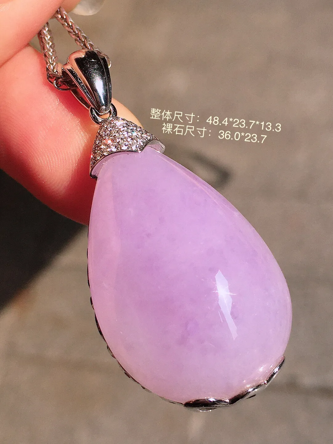 紫罗兰水滴吊坠，色泽均匀艳丽，玉质细腻，荧光感超
强，饱满圆润，气质满满。18k
金豪华镶嵌