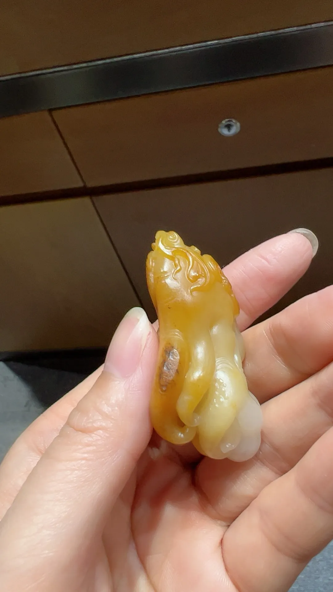 籽料｜黄沁｜佛手
独籽 细油 黄皮白肉带沁色 

重34.7克 尺寸53.5*31.8*20.5mm