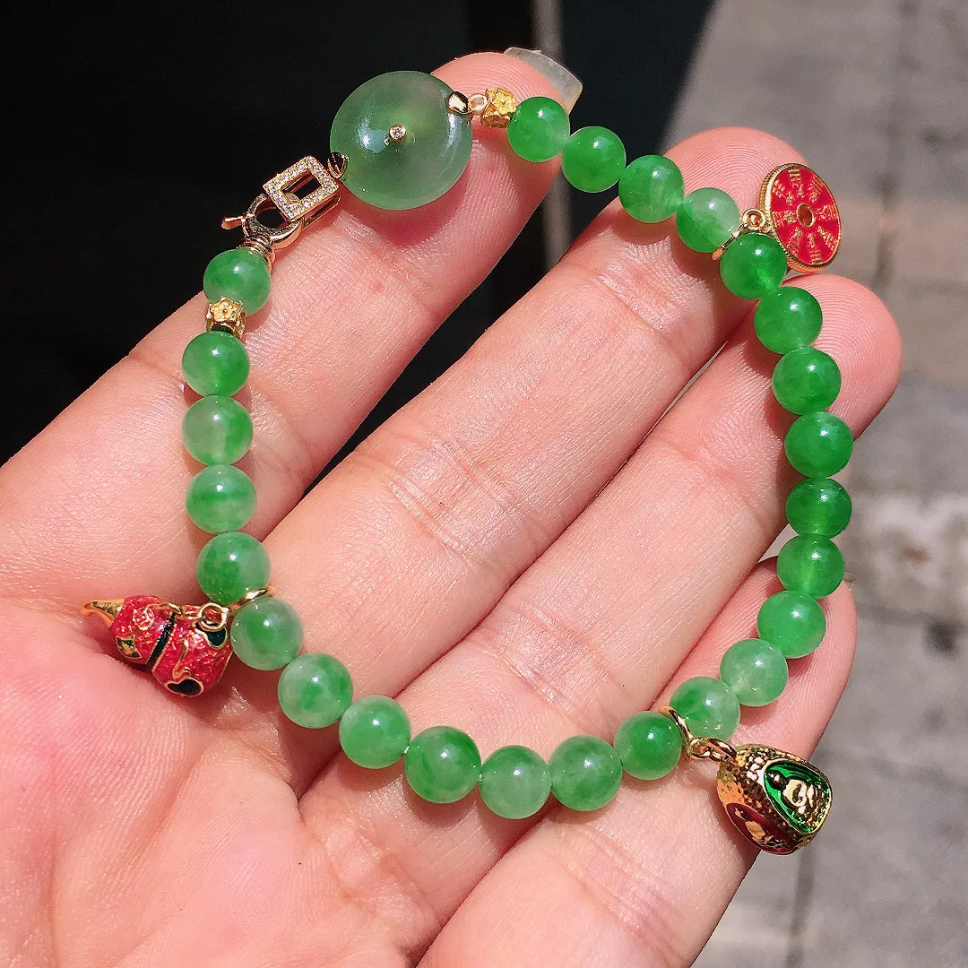 阳绿珠子手串，色泽均匀艳丽，玉质细腻，荧光感超
强，饱满圆润，气质满满。18k
金豪华镶嵌