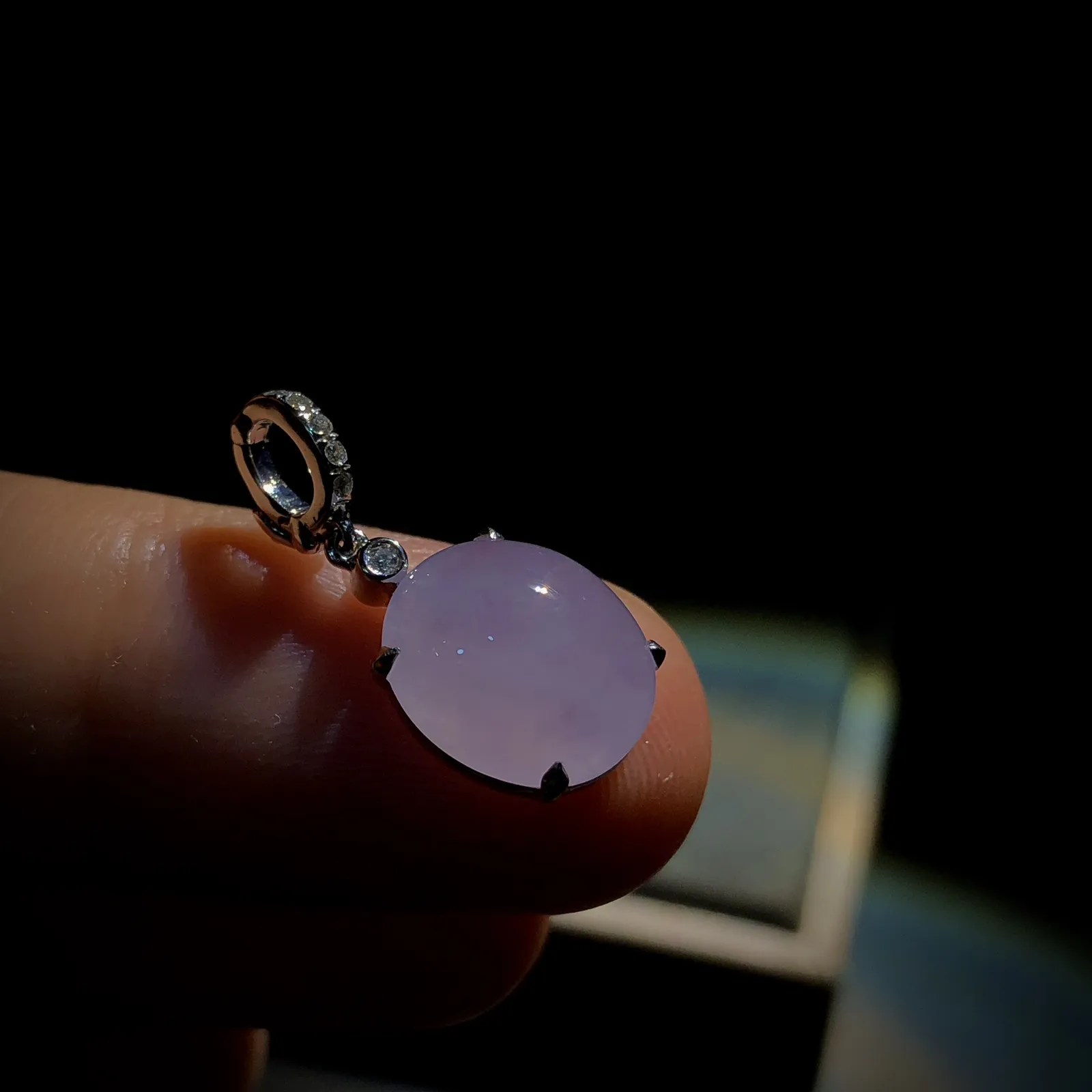 冰紫小蛋面吊坠，开口扣设计小滴溜，
裸石约11-9.8-5.8mm，
整体21.2-9.8-6.2mm，
18K金，南非钻