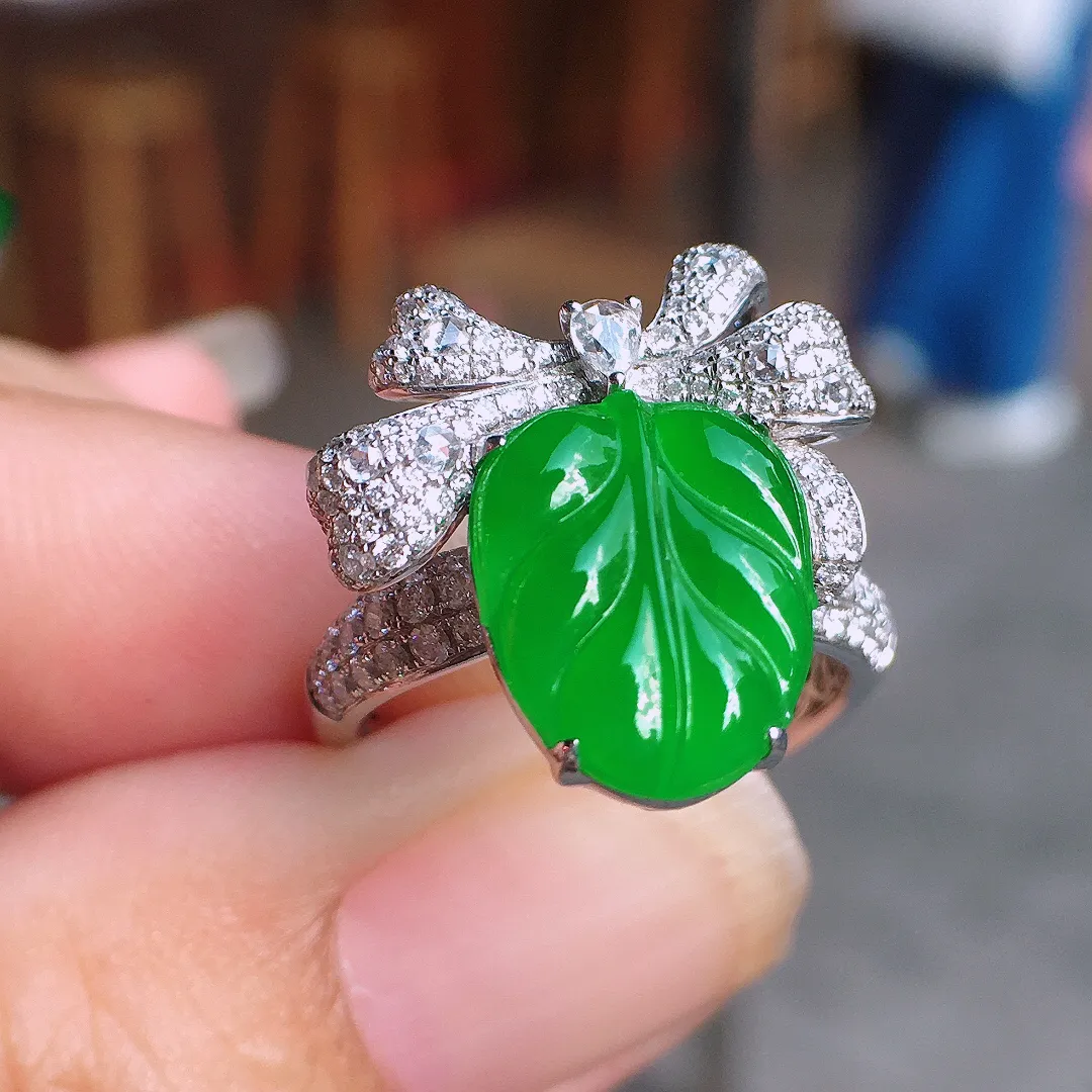 阳绿玉叶戒指/吊坠两用款，色泽均匀艳丽，玉质细腻，荧光感超
强，饱满圆润，气质满满。18k
金豪华镶