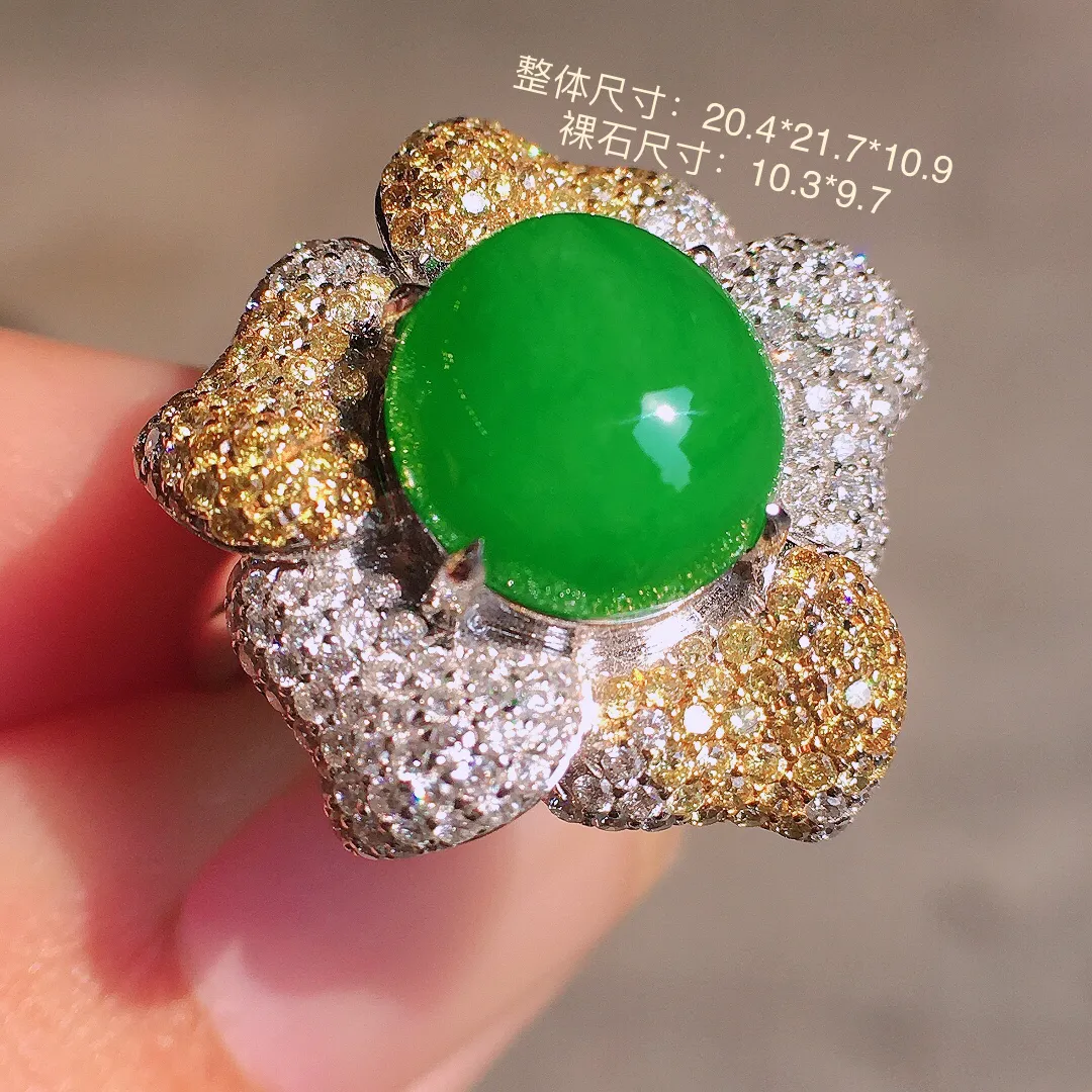 阳绿蛋面戒指，色泽均匀艳丽，玉质细腻，荧光感超
强，饱满圆润，气质满满。18k
金豪华镶嵌