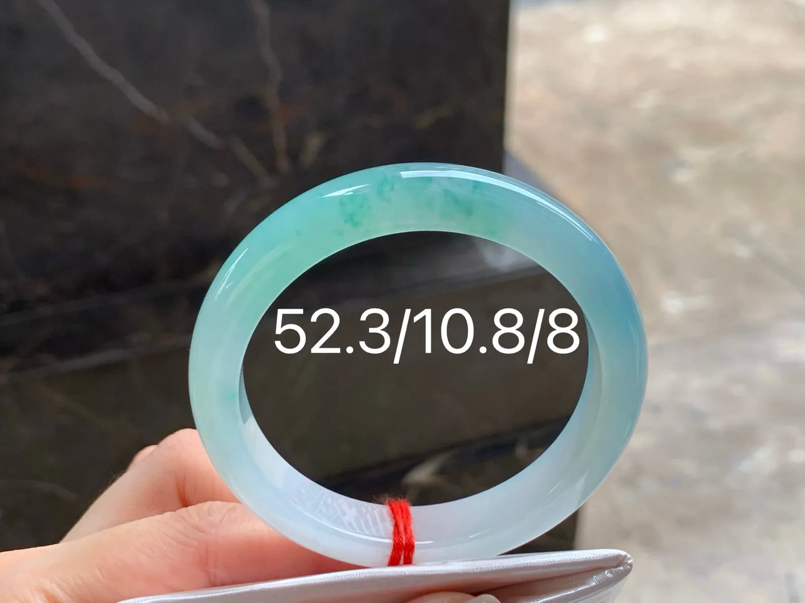 冰晴底飘花手镯
水润52.3/10.8/8mm