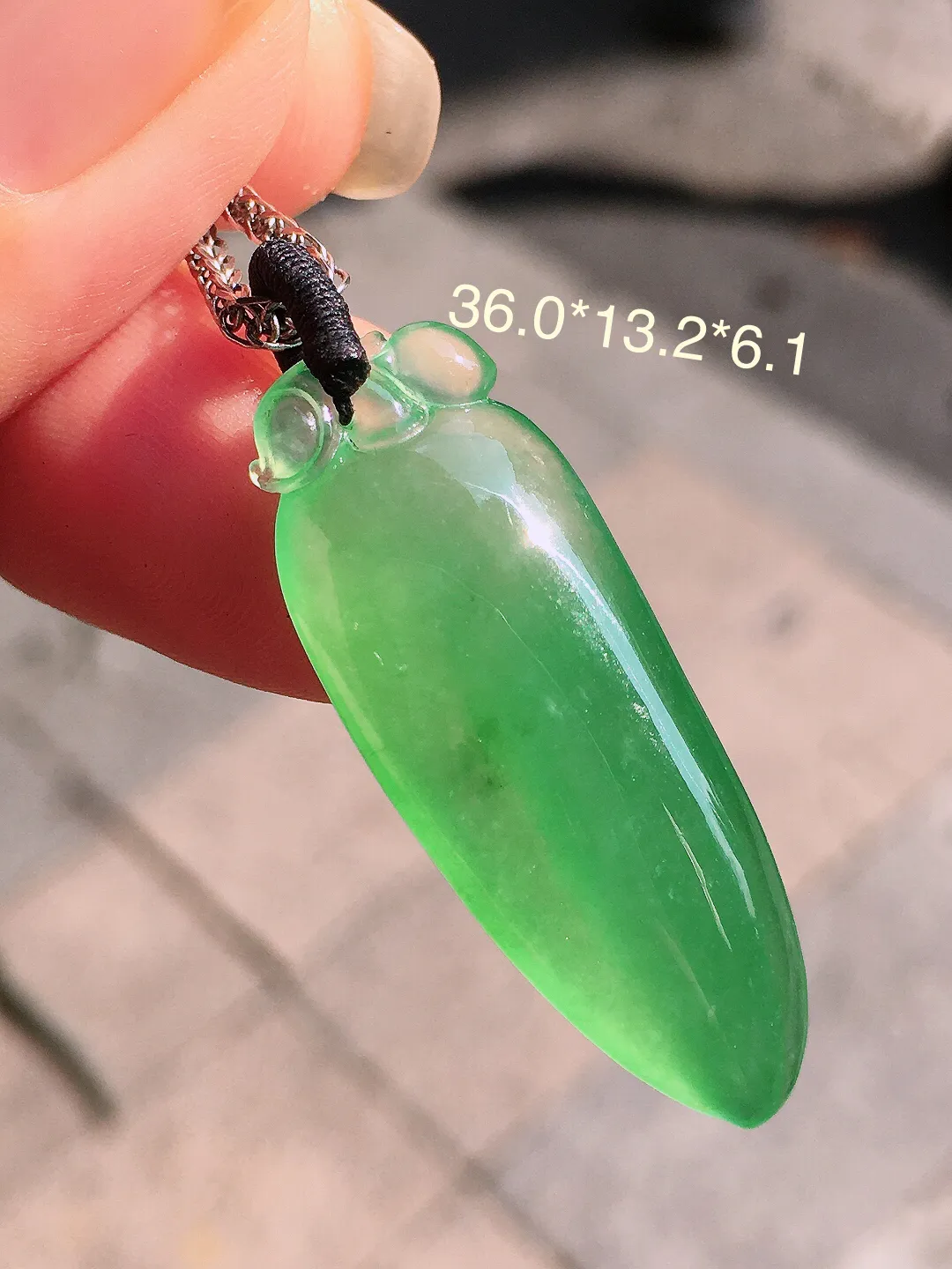 冰阳绿福瓜吊坠，色泽均匀艳丽，玉质细腻，荧光感超
强，饱满圆润，气质满满。
