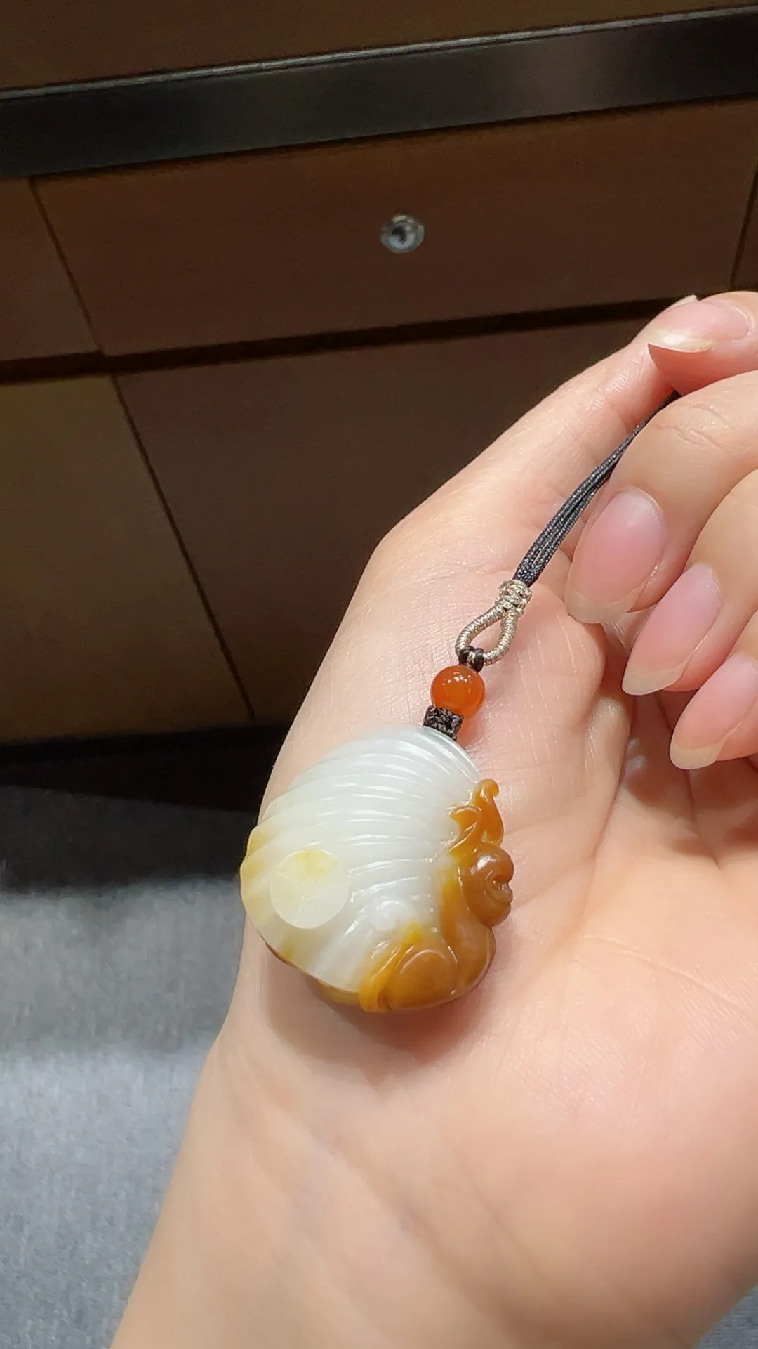 籽料｜红皮巧雕｜辈辈封侯

重8.9克 尺寸25*24.7*11m m
