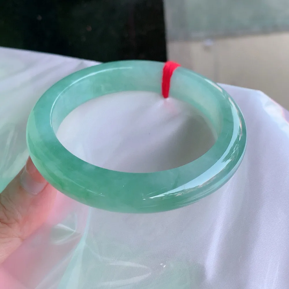 正圈高冰绿 无瑕 尺寸:56.5/12/8.9  种色兼备