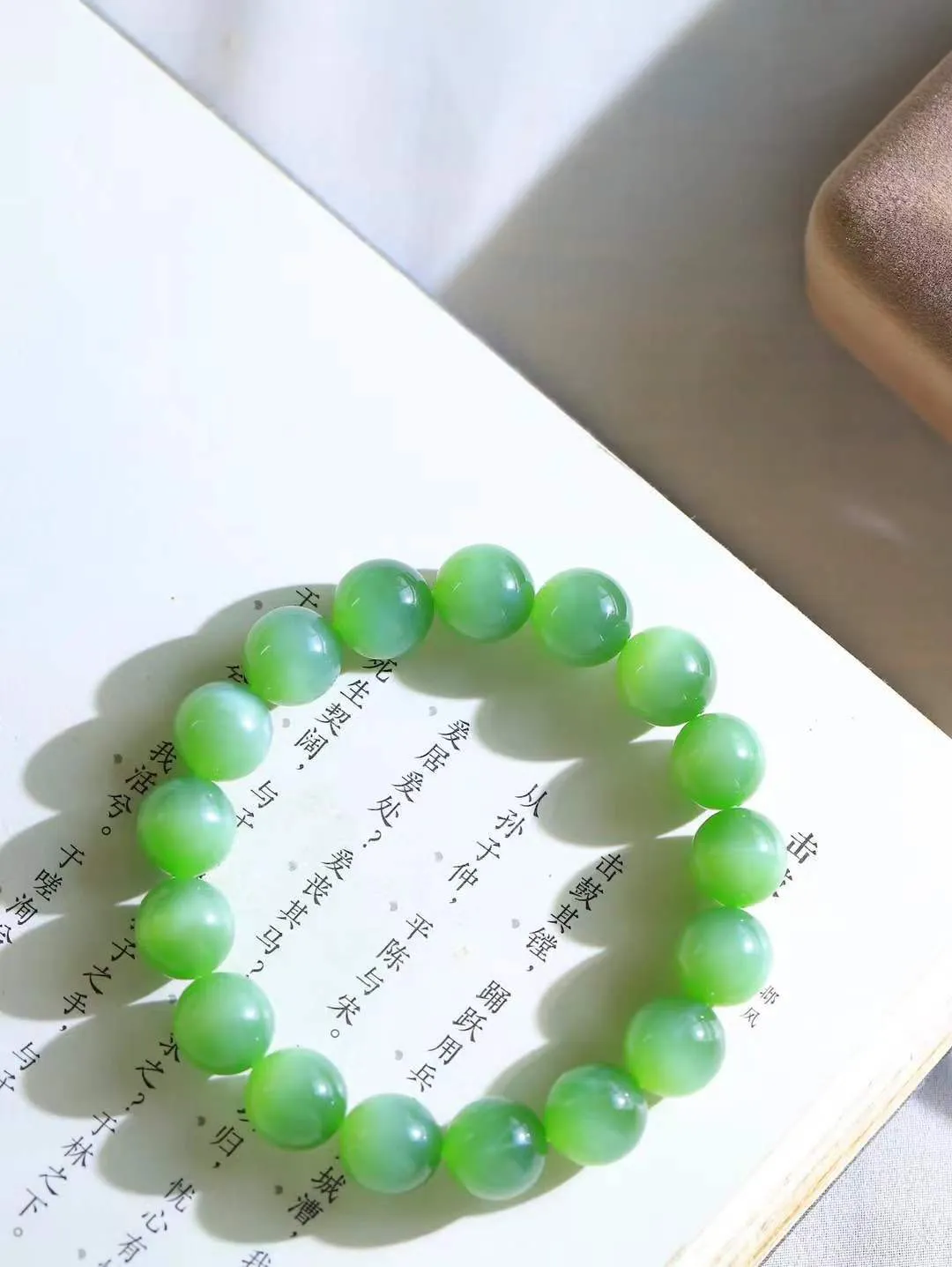 （猫眼手串）

货头精选和田玉碧玉猫眼圆珠手串 质地温润灵动 猫眼儿般的光中，有波光潋滟，也有梦幻清韵。行走于市井的喧嚣，相顾不言，便得清欢。重45克 尺寸取一11.5mmFDT-2270753
