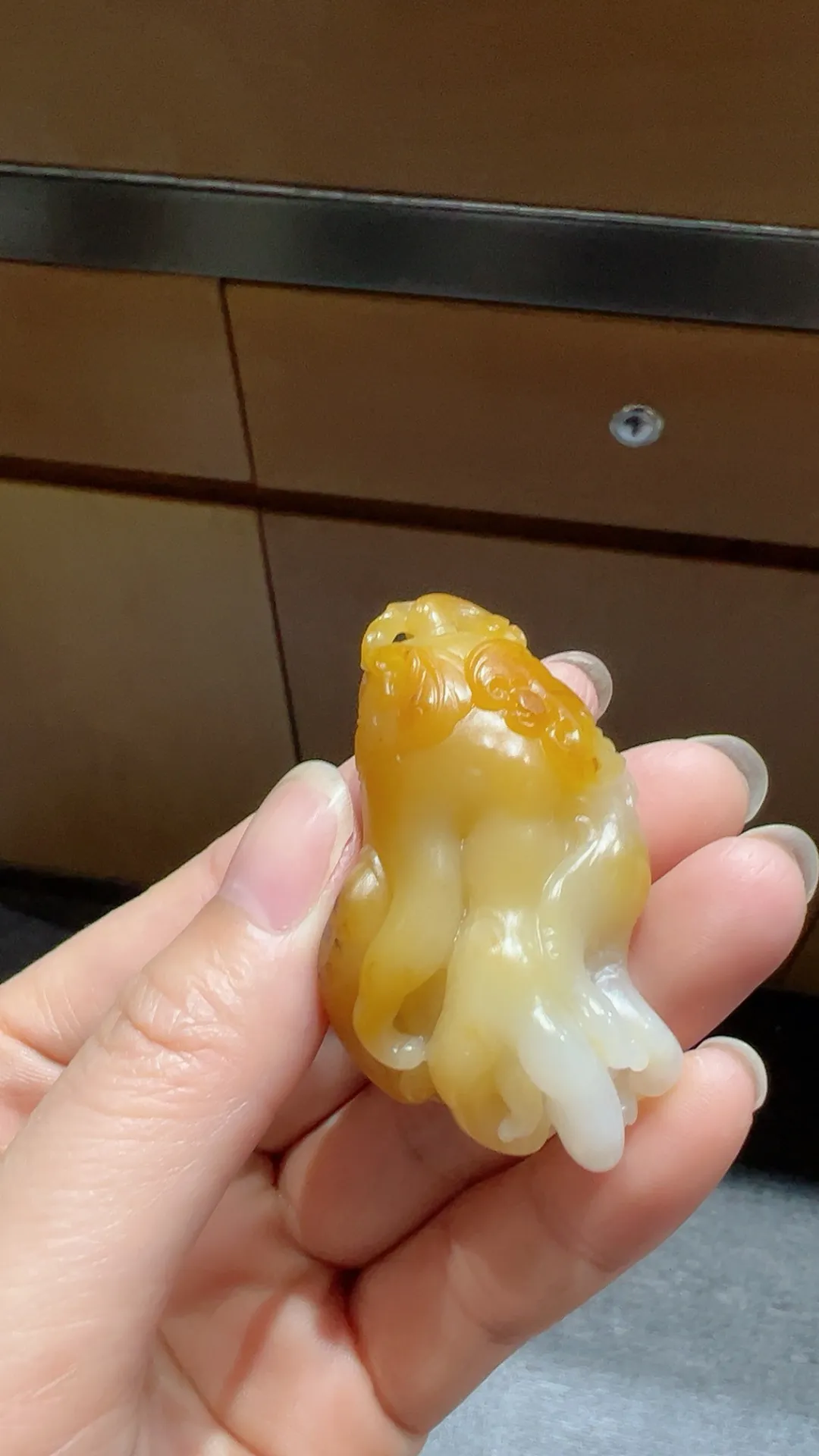 籽料｜黄沁｜佛手
独籽 细油 黄皮白肉带沁色 

重34.7克 尺寸53.5*31.8*20.5mm