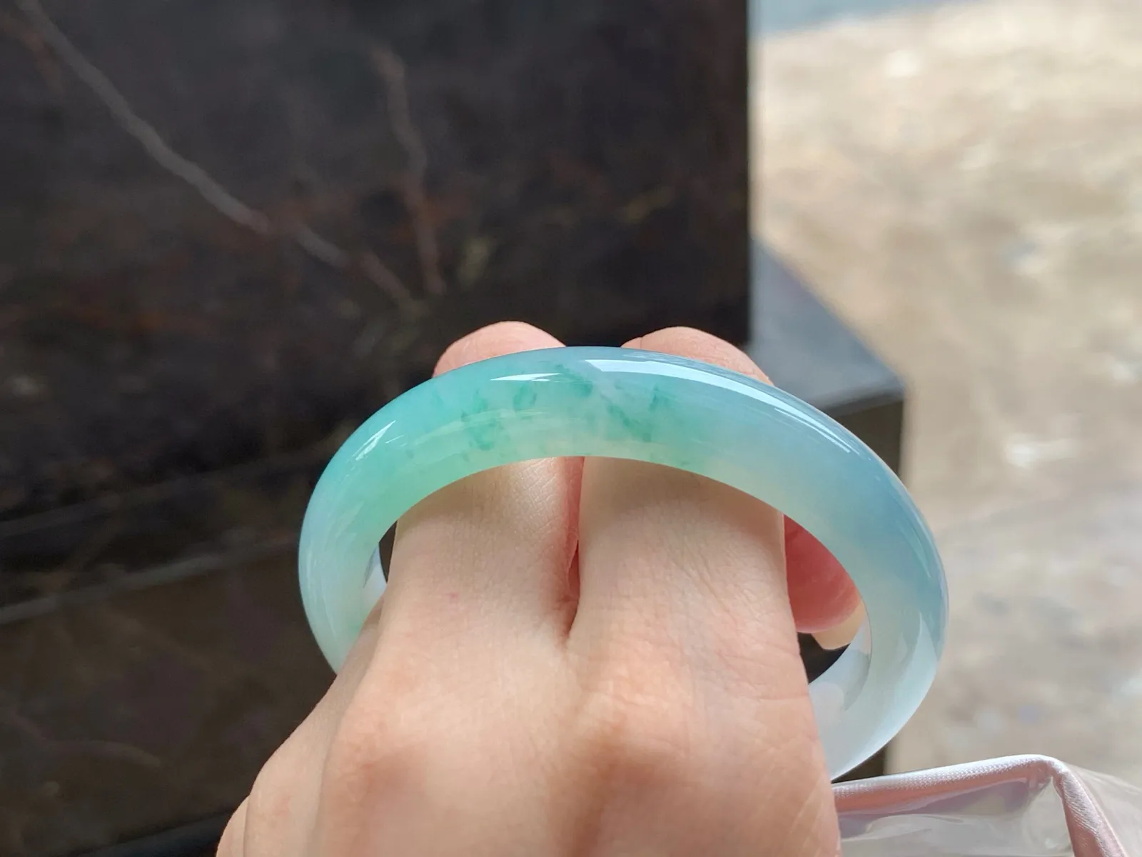 冰晴底飘花手镯
水润52.3/10.8/8mm