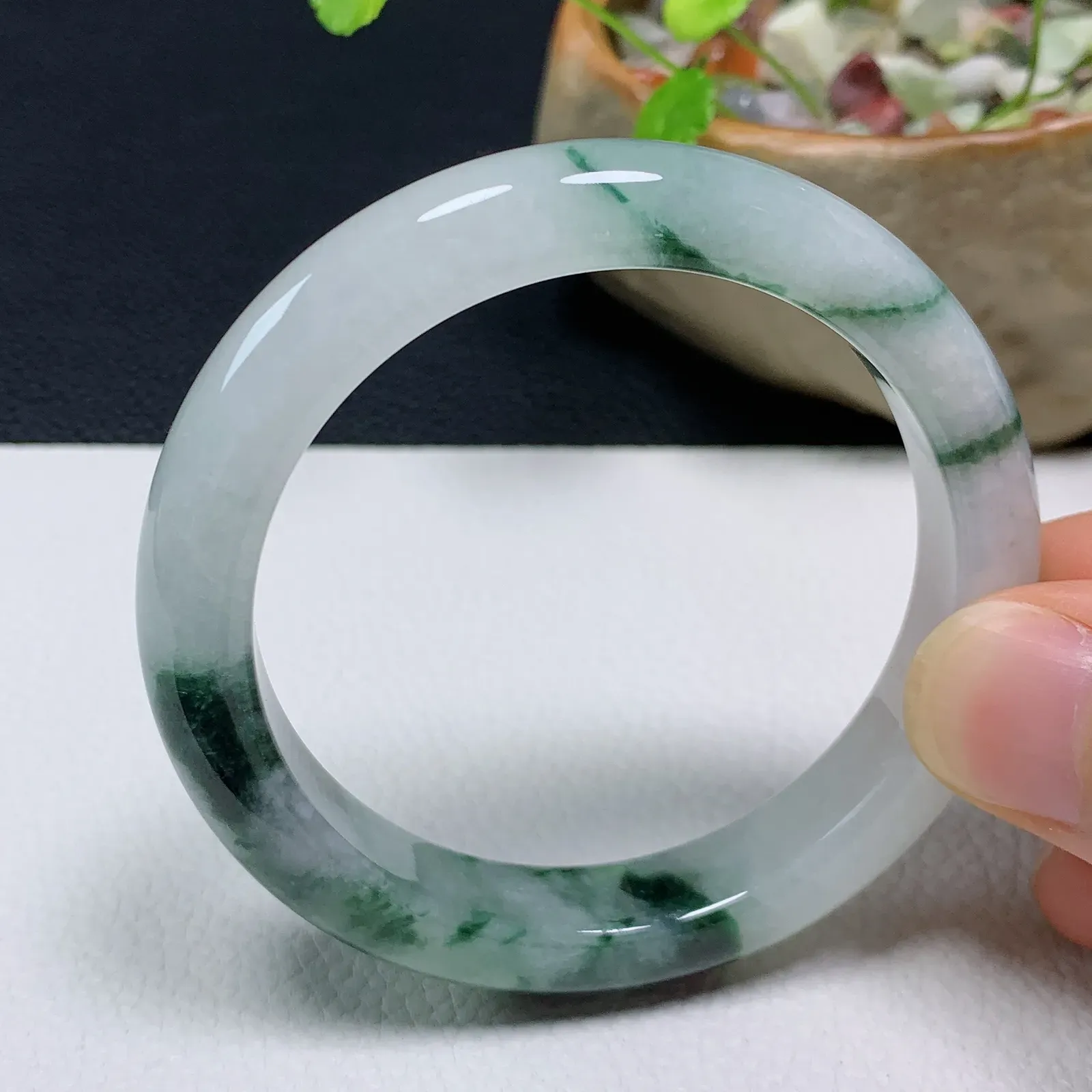 天然翡翠圈口54-55老坑飘花手镯 玉质细腻 种水好 尺寸：54.2-10.8-8.2mm  M22