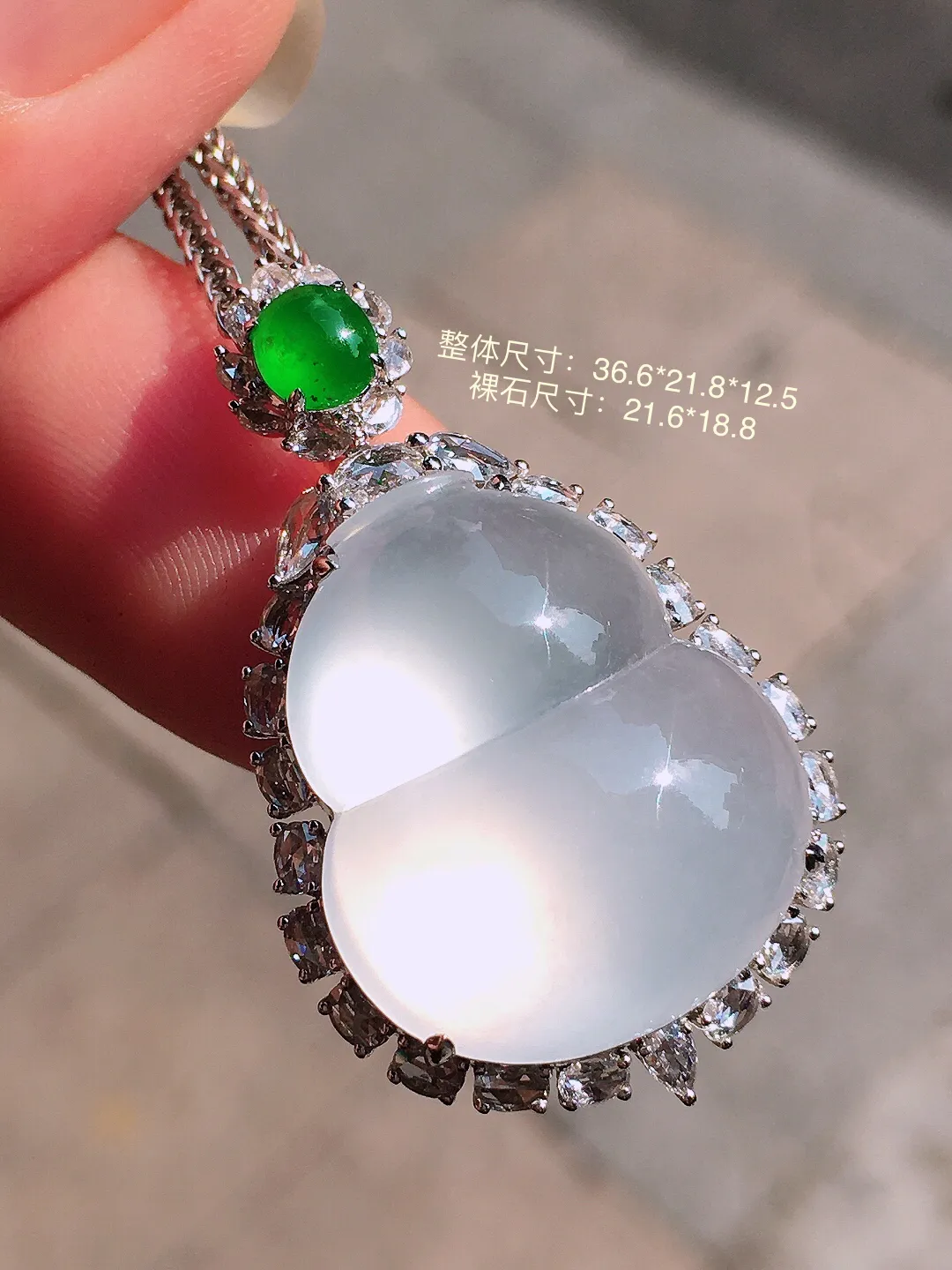 冰种葫芦吊坠，玉质细腻，荧光感超
强，饱满圆润，气质满满。18k
金豪华镶嵌