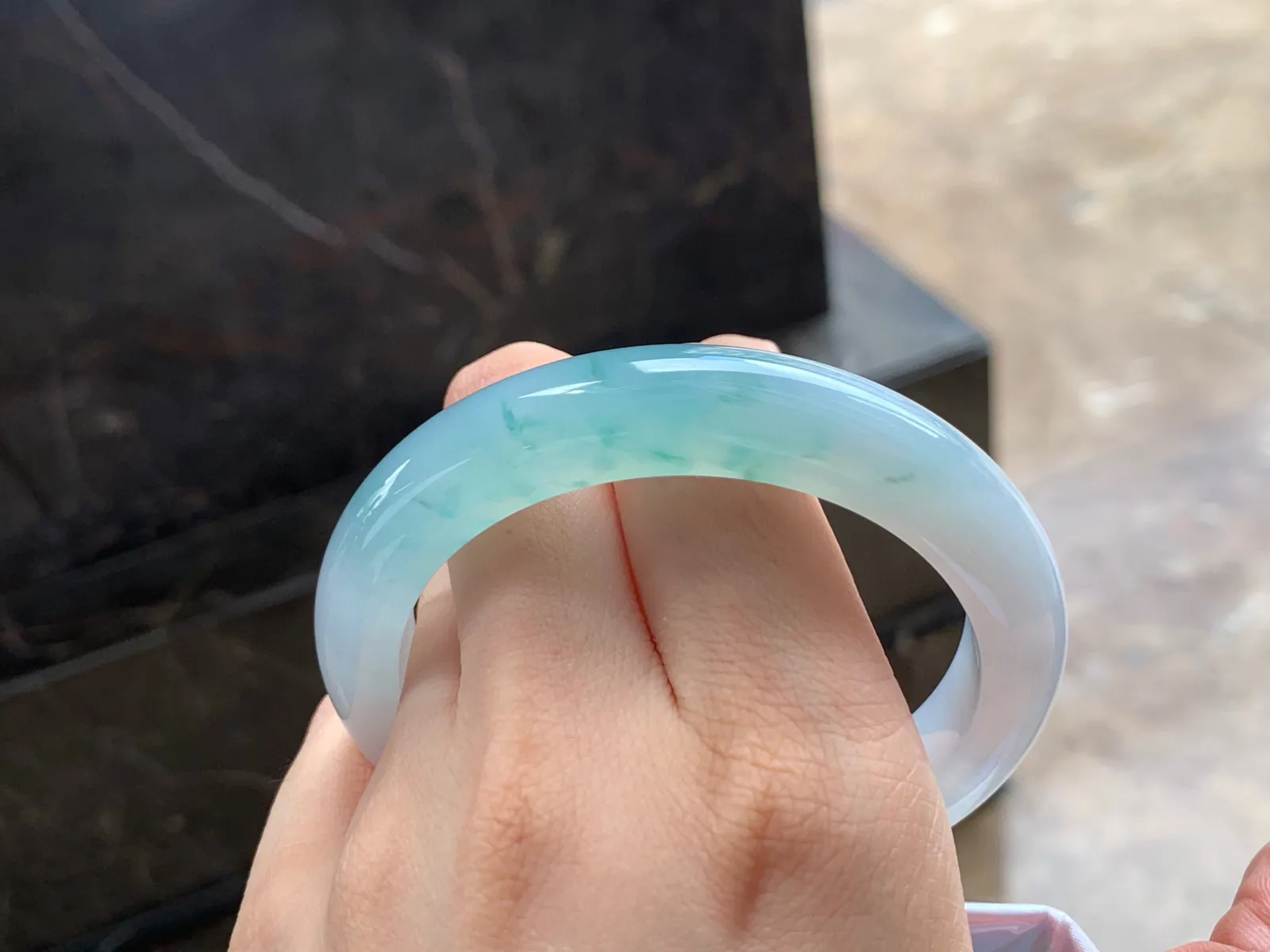 冰飘花手镯
细腻水润 57.7/12.2/9.3mm