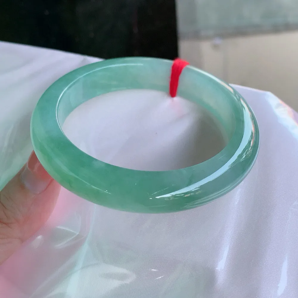 正圈高冰绿 无瑕 尺寸:56.5/12/8.9  种色兼备