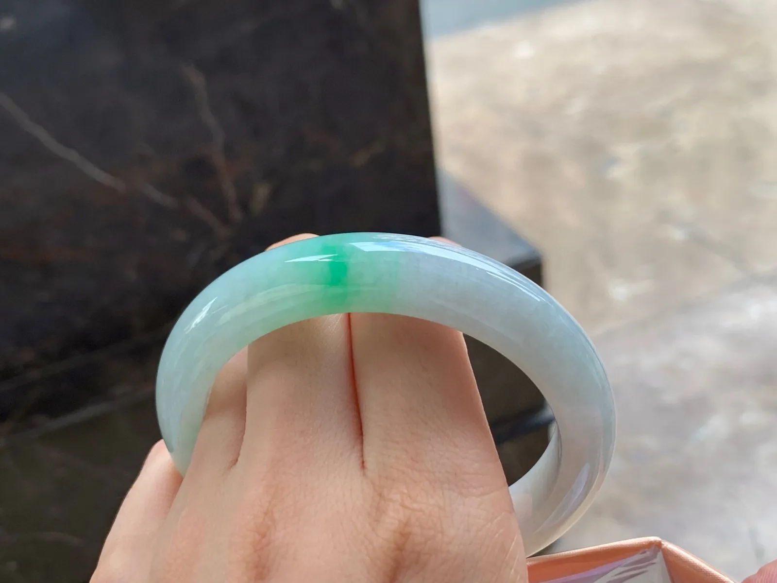 带色大圈手镯
清爽60.5/12.8/8mm