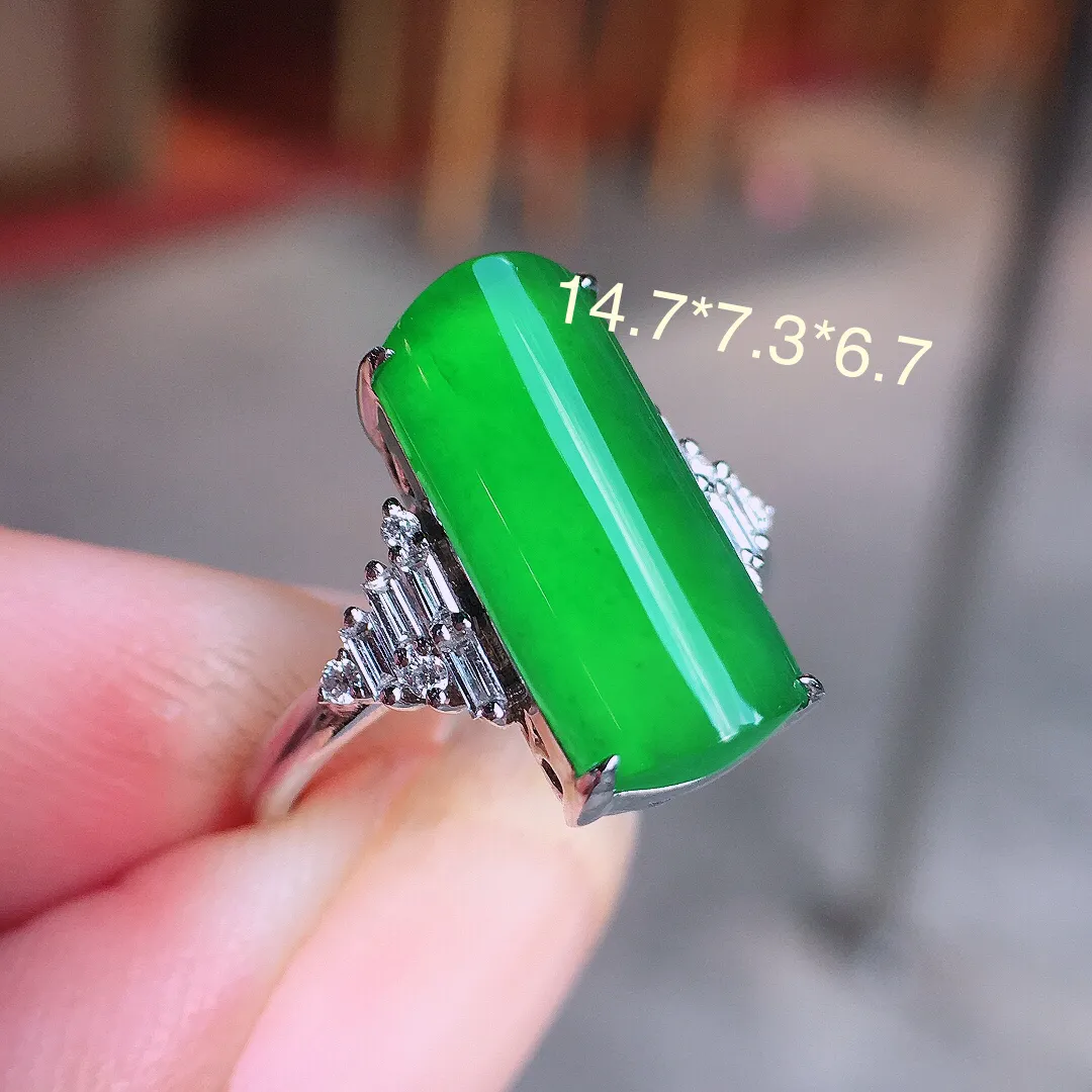 阳绿马鞍戒指，色泽均匀艳丽，玉质细腻，荧光感超
强，饱满圆润，气质满满。18k
金豪华镶嵌