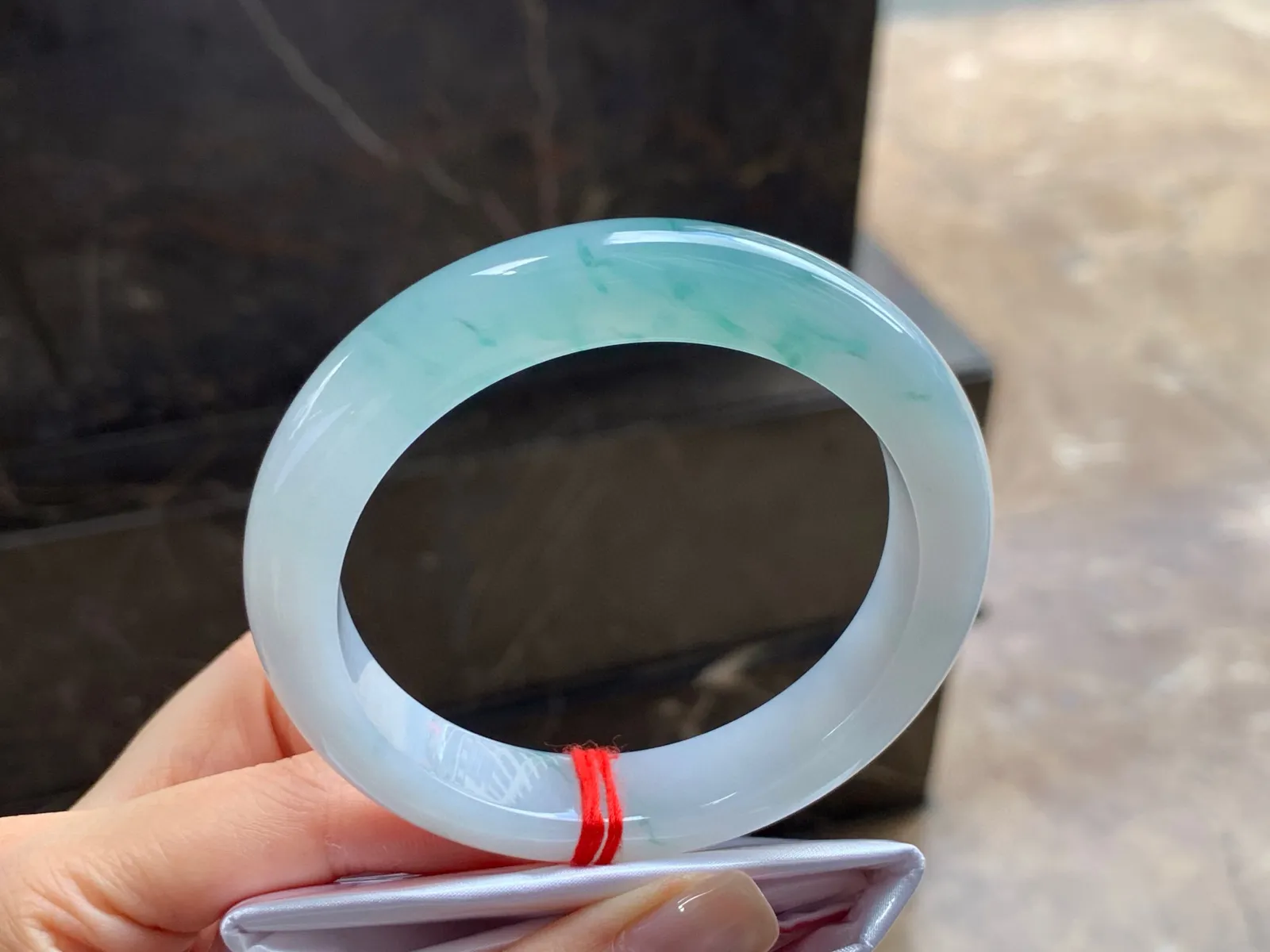 冰飘花手镯
细腻水润 57.7/12.2/9.3mm