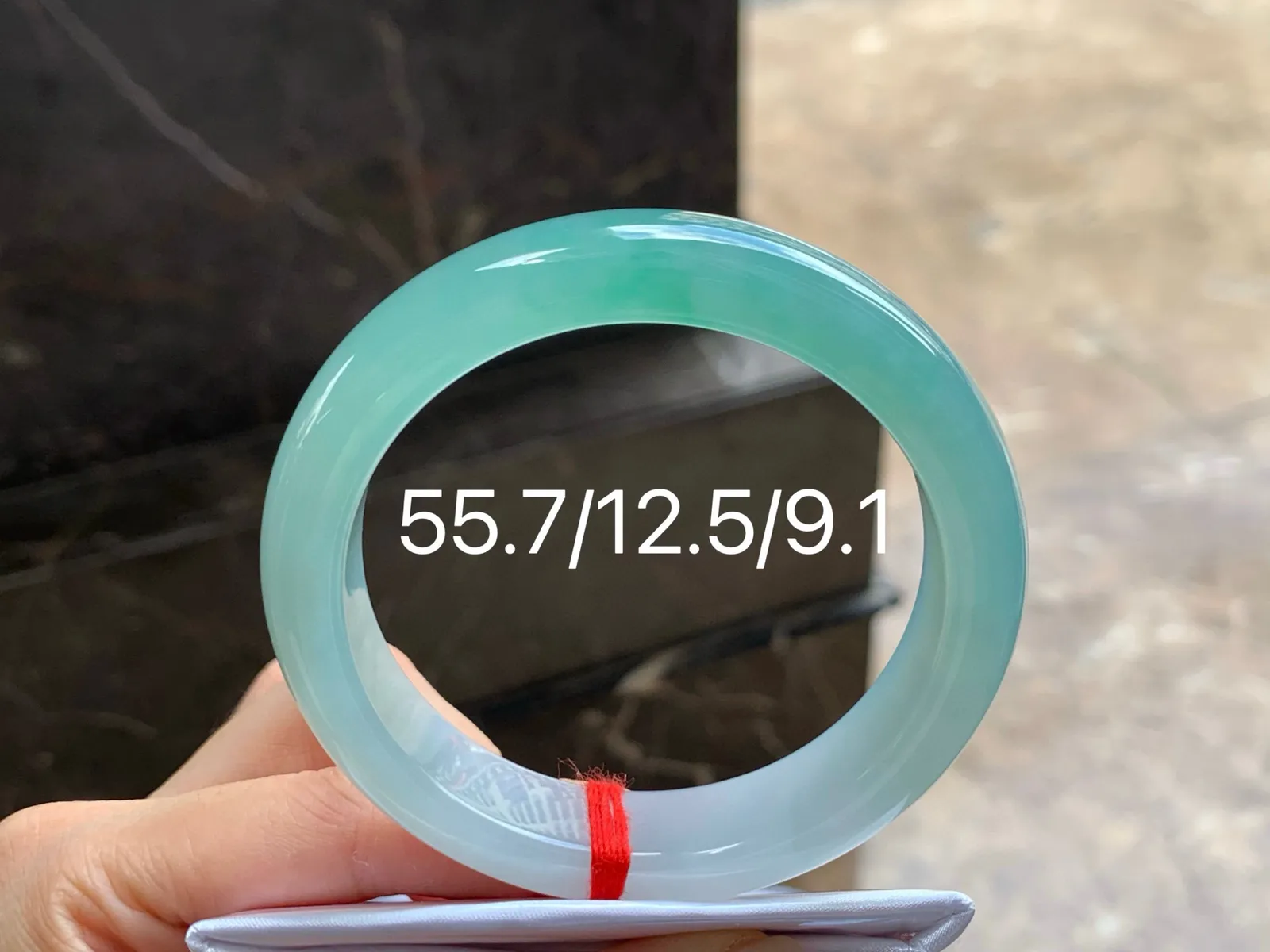 冰晴底手镯
水润55.7/12.5/9.1mm