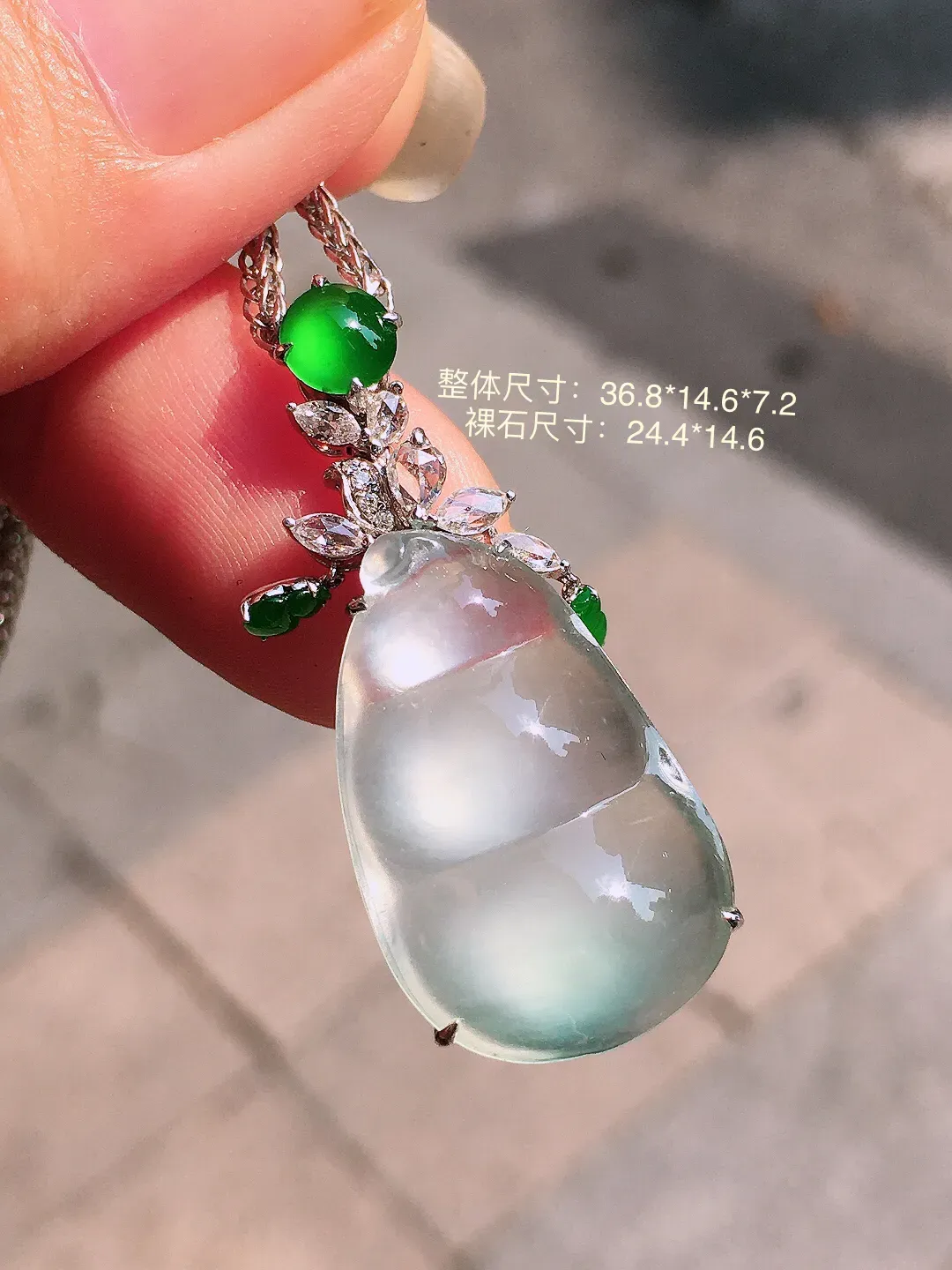 玻璃种福豆吊坠，玉质细腻，荧光感超
强，饱满圆润，气质满满。18k
金豪华镶嵌
