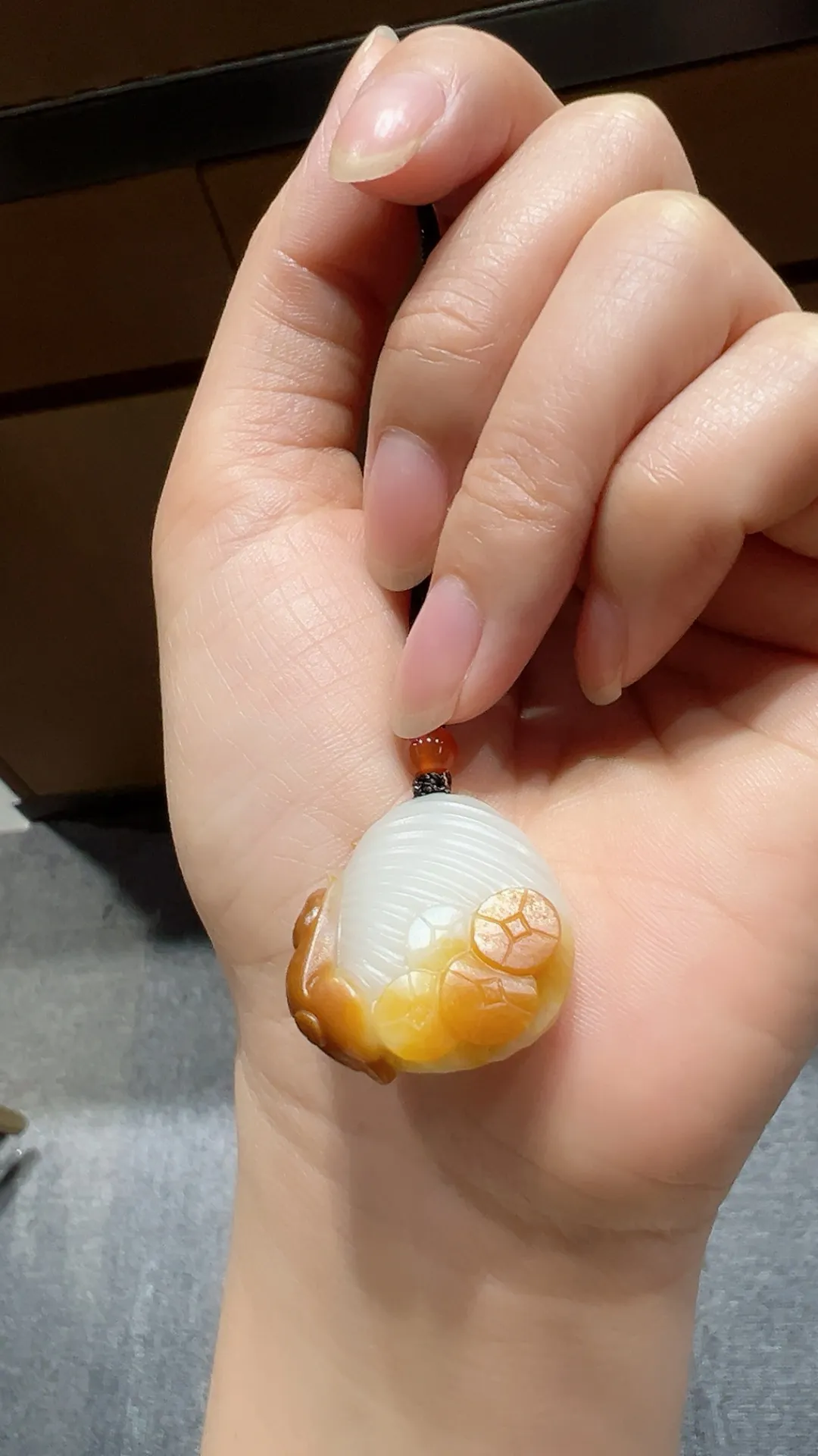 籽料｜红皮巧雕｜辈辈封侯

重8.9克 尺寸25*24.7*11m m