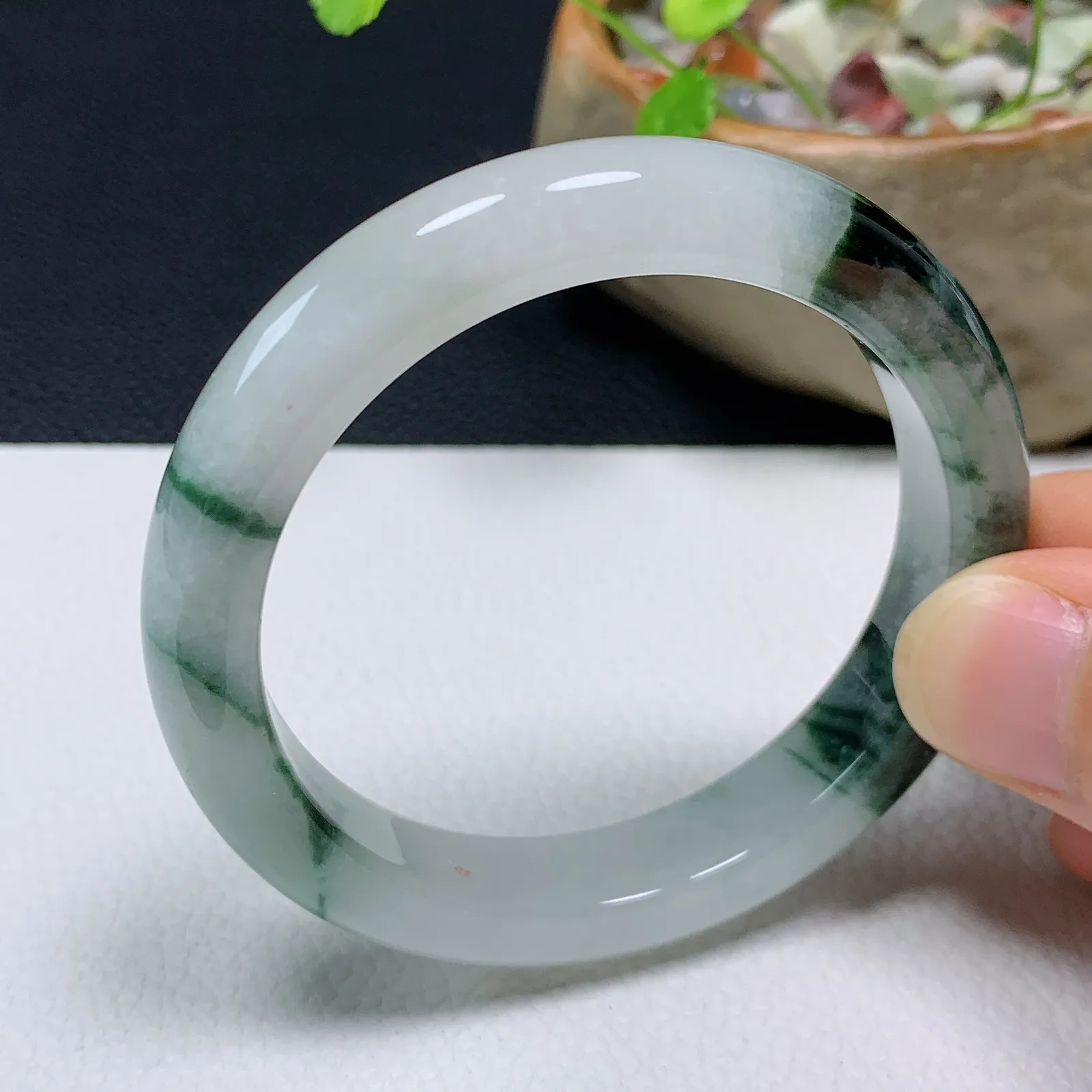 天然翡翠圈口54-55老坑飘花手镯 玉质细腻 种水好 尺寸：54.2-10.8-8.2mm  M22
